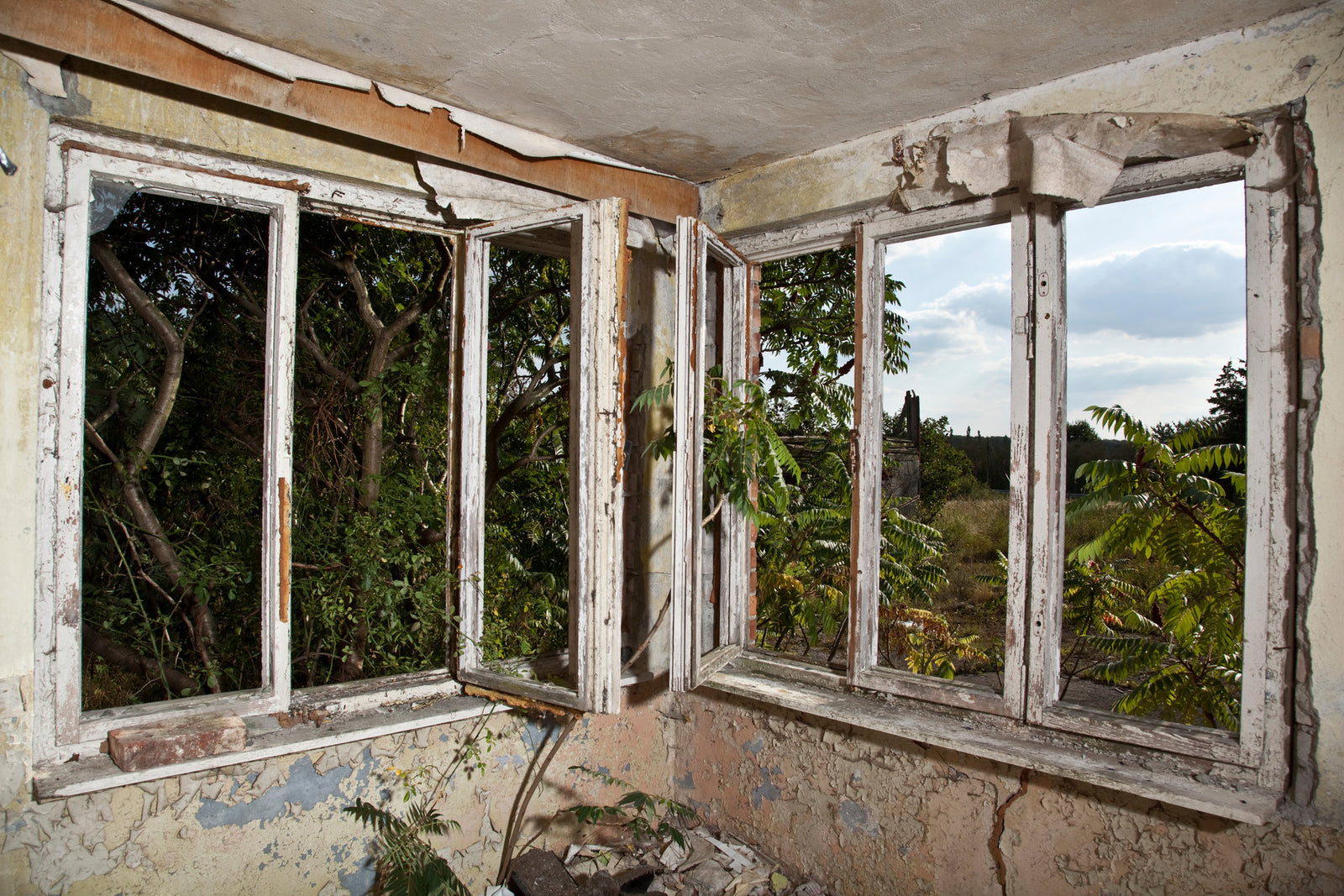 Photographie d’art d’André Wagner: Deux parois vitrées se rencontrent dans l’angle endommagé d’une pièce — Old Windows.
