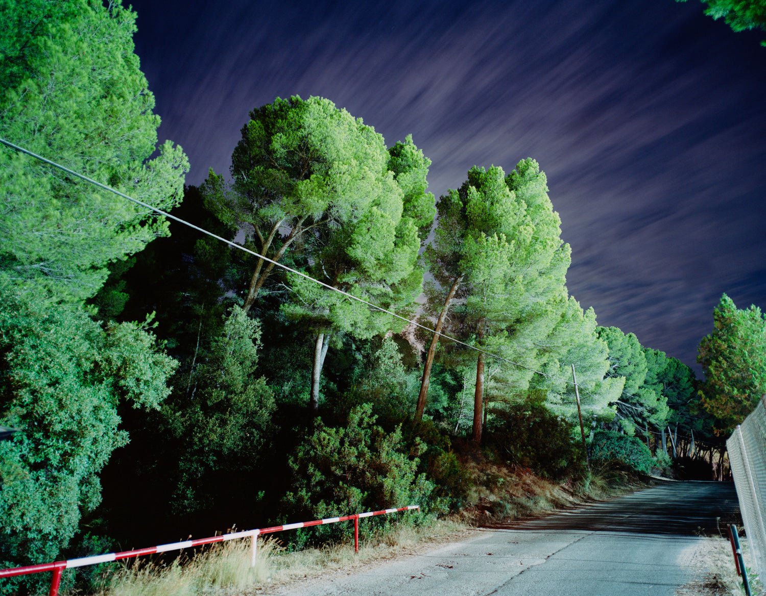 Photographie d’art d’André Wagner: Une route s’enfonce vers le lointain le long du bord droit — On the Left Side.