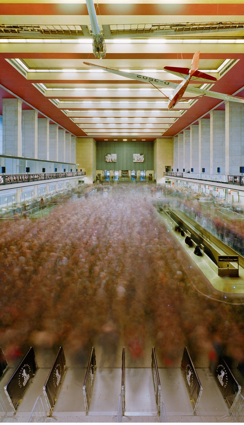 Photographie d’art d’André Wagner: Un vaste hall est rythmé par les compartiments réguliers du plafond, des poutres rouges et des galeries latérales — Opening, Deutschland.