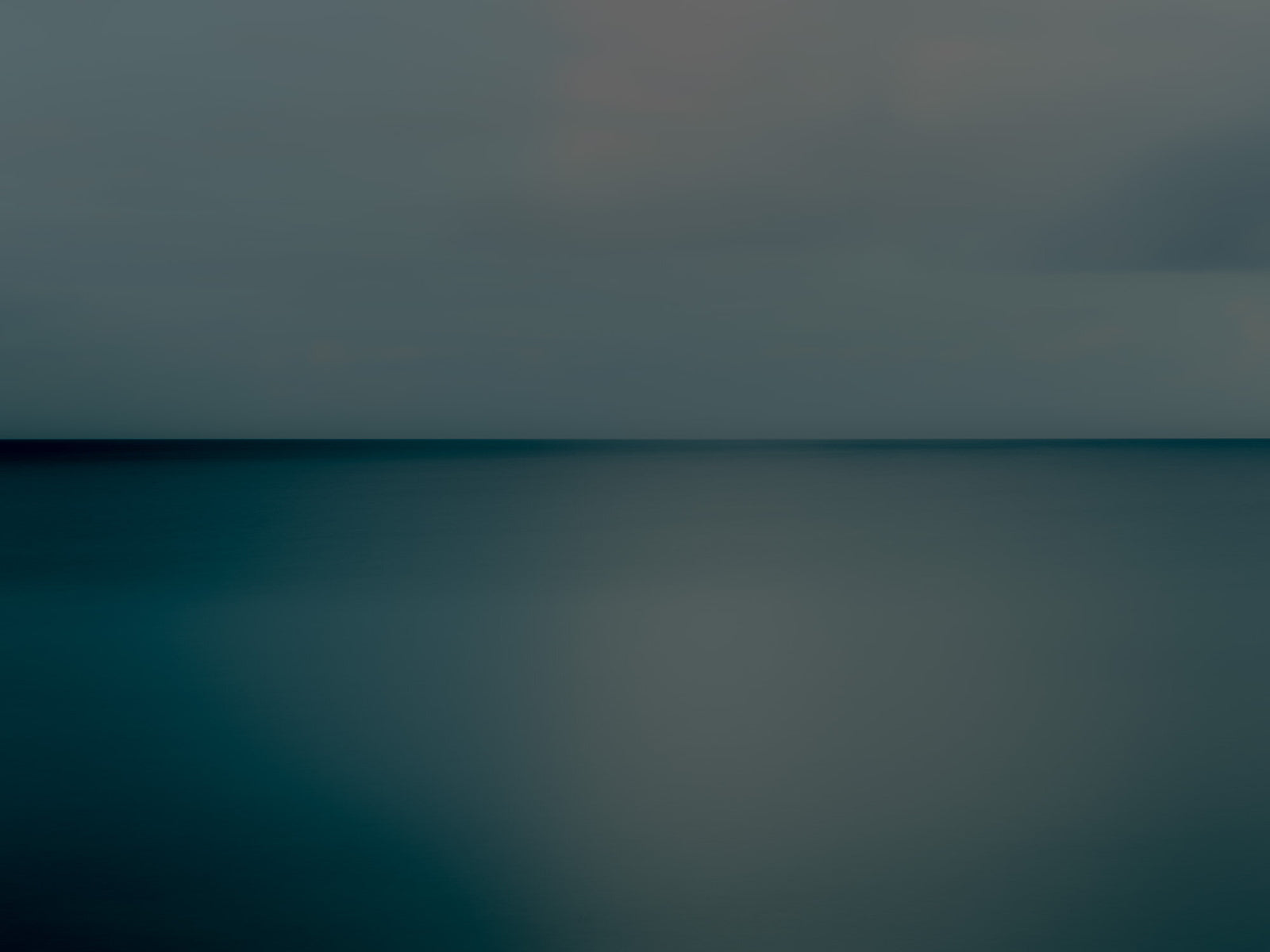 Photographie d’art d’André Wagner: Une fine ligne d’horizon sombre sépare deux champs de couleur presque égaux — Ostsee 1, Deutschland.