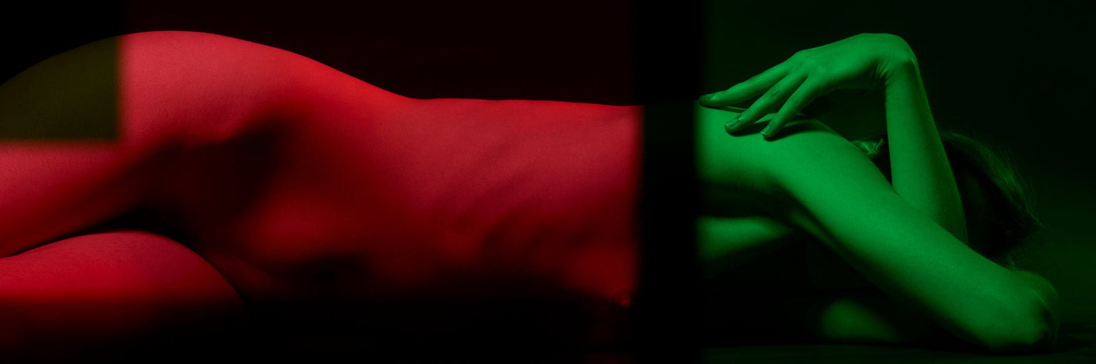 Photographie d’art d’André Wagner: Un corps allongé dessine une forme rouge dans la moitié gauche de l’image étirée — Paula IX.