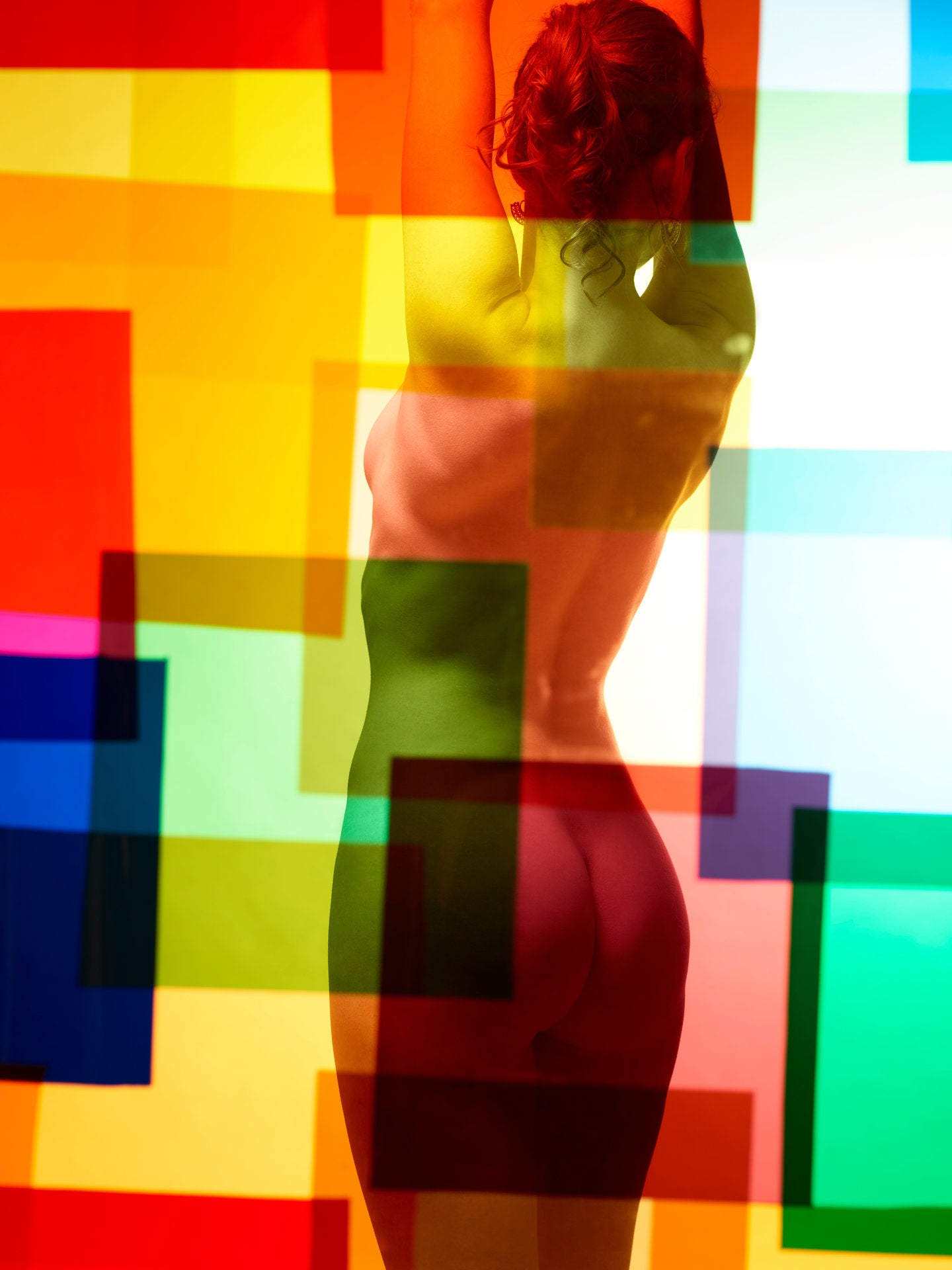 Photographie d’art d’André Wagner: Une figure nue debout est vue de dos, les bras levés au-delà du contour plus étroit du corps — Paula VI.