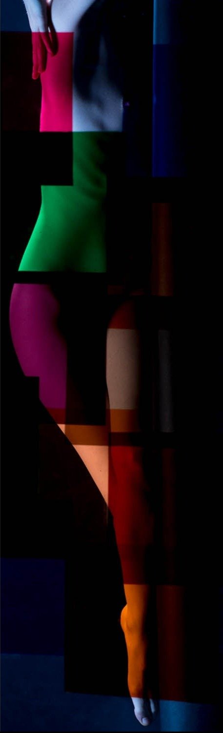 Photographie d’art d’André Wagner: Le format vertical extrêmement étroit montre des fragments d’un corps humain sur fond noir — Paula viii, Studio.