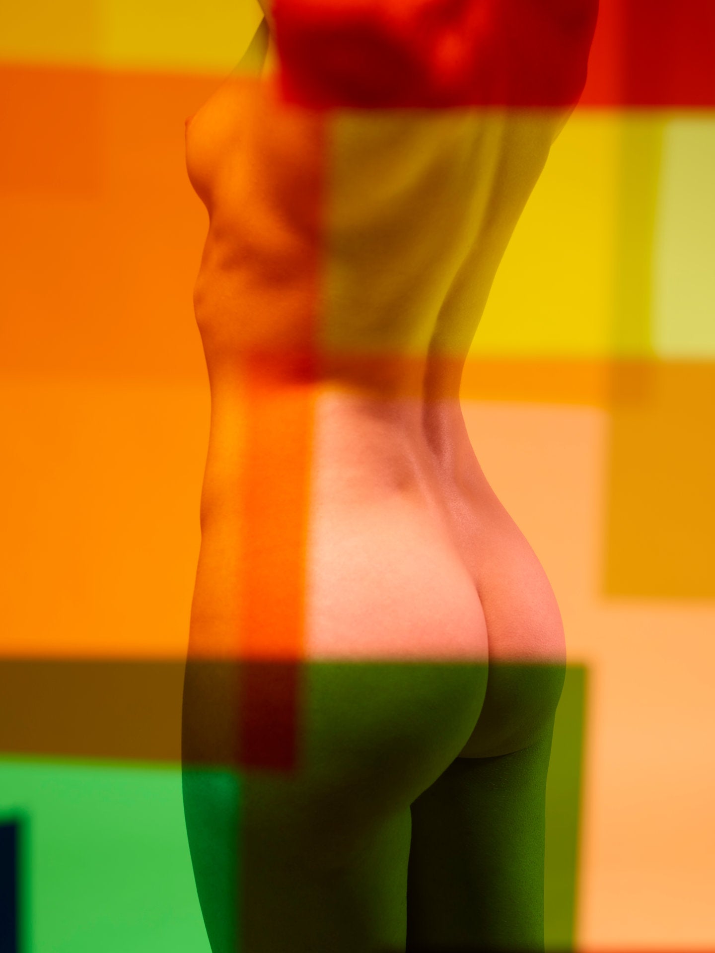 Photographie d’art d’André Wagner: Le cadrage vertical montre un dos redressé, des épaules jusqu’aux cuisses — Paula XI.