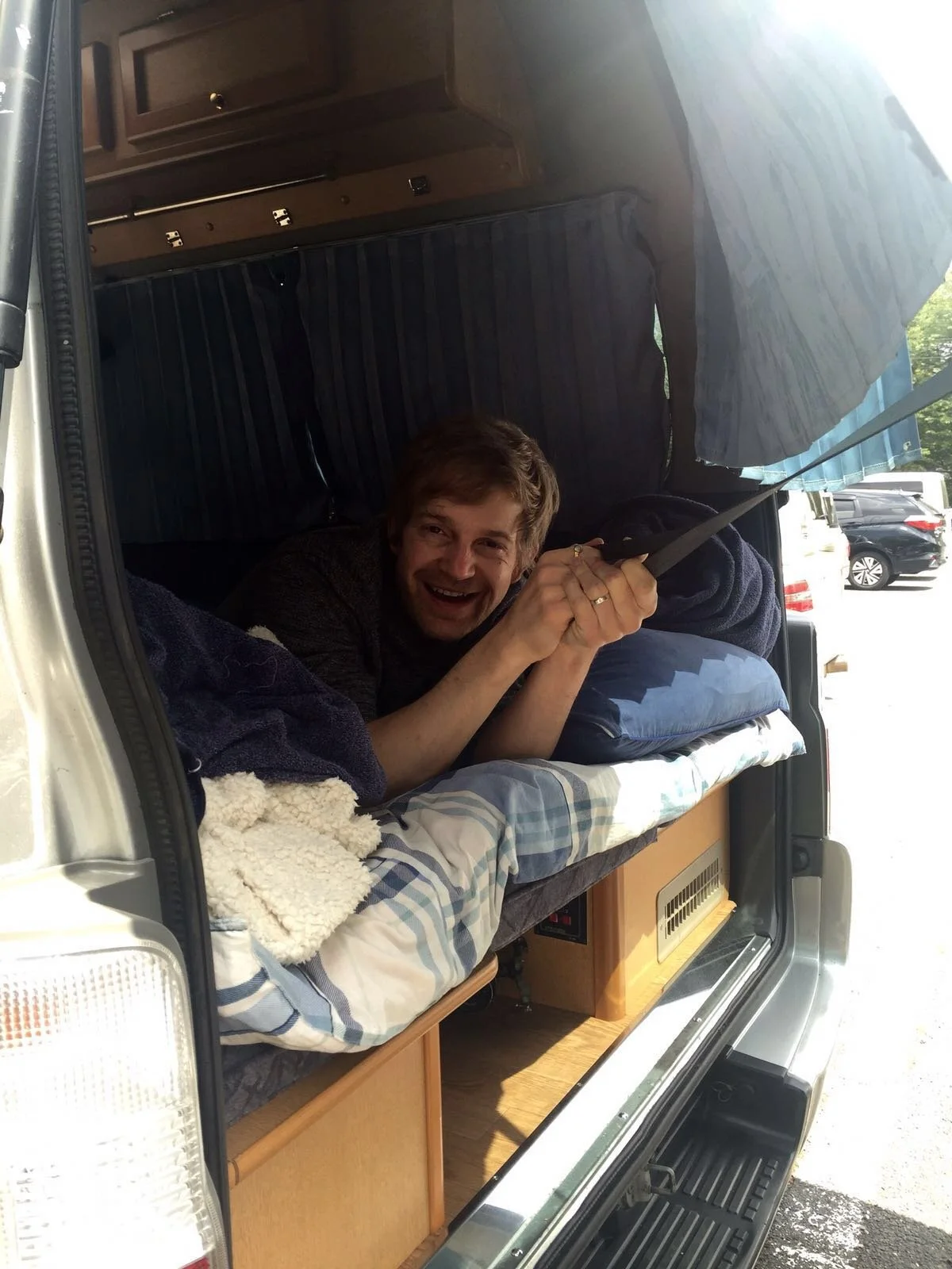 Personne dans l&rsquo;espace de couchage d&rsquo;un camping-car