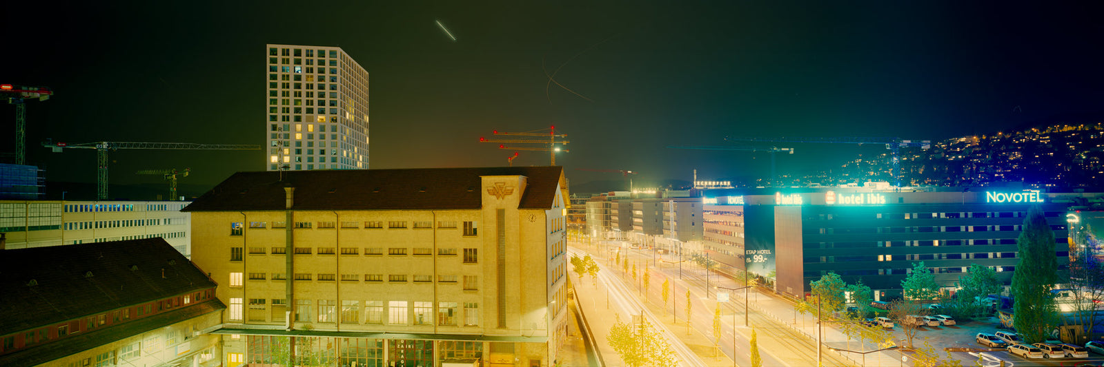Photographie d’art d’André Wagner: La ville nocturne s’étend sous un ciel presque noir — Pfingstweidstrasse Zürich 1.
