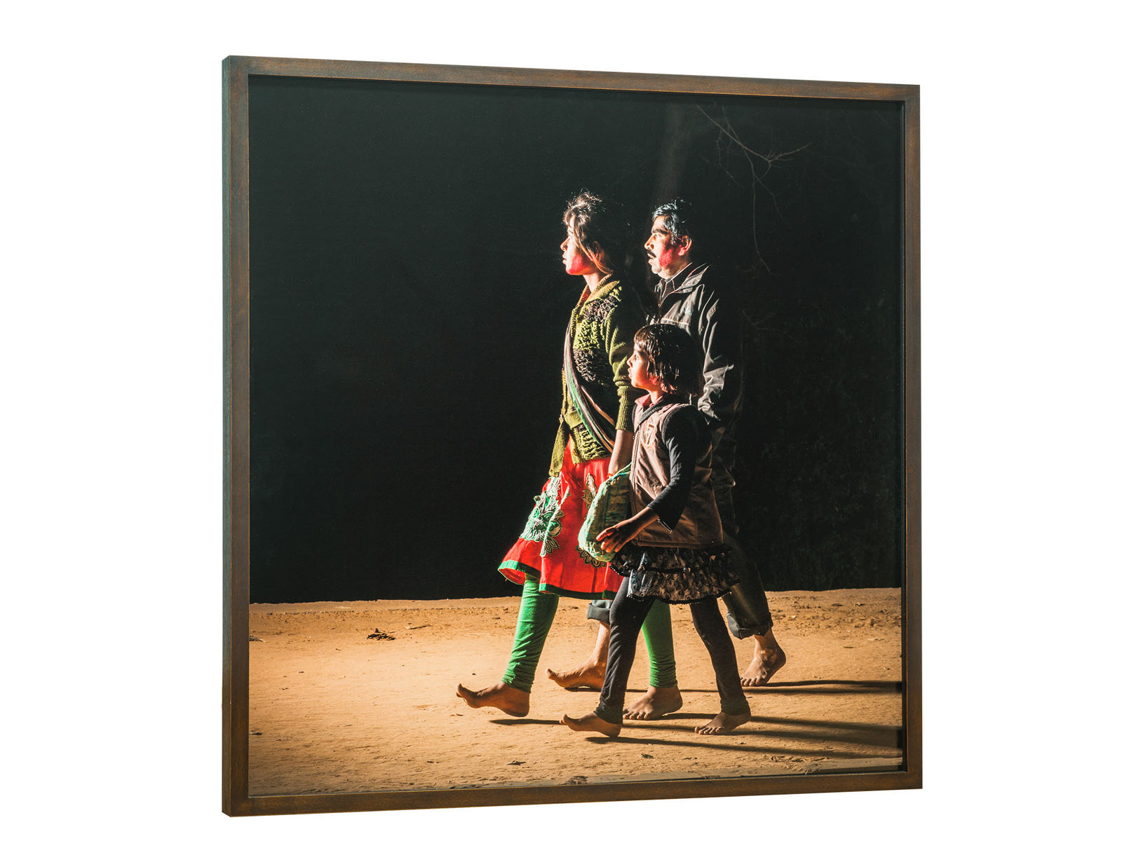 Photographie d’art d’André Wagner: Trois figures de tailles différentes avancent vers la gauche, serrées les unes contre les autres — Pilgrims at govardhan 3, Indien.