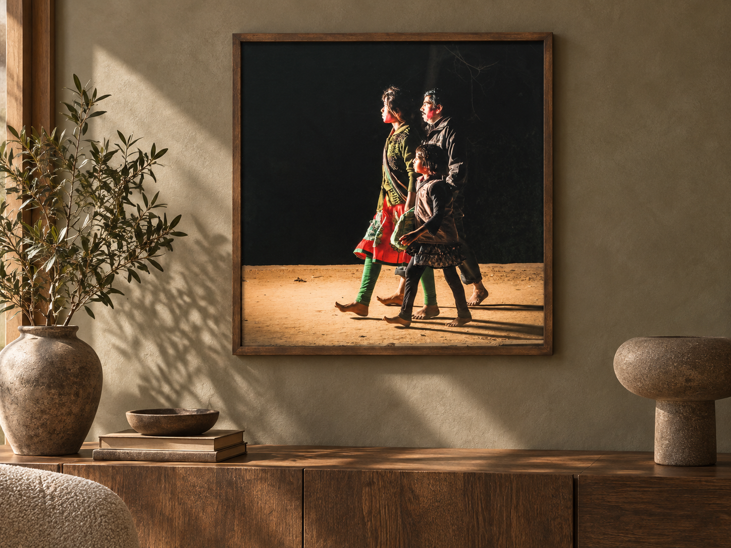 Visualisation d’intérieur avec l’œuvre photographique « Pilgrims at govardhan 3, Indien » d’André Wagner ; il ne s’agit pas d’une installation photographiée.