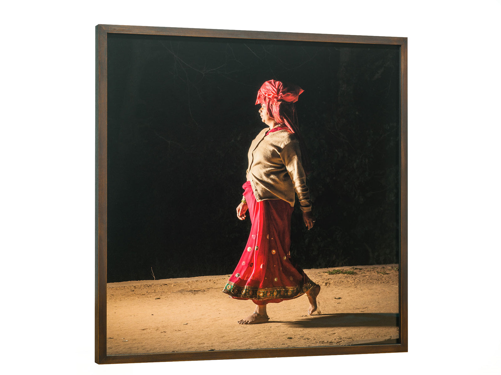 Photographie d’art d’André Wagner: Une femme seule traverse de profil la surface éclairée — Pilgrims at govardhan 7, Indien.