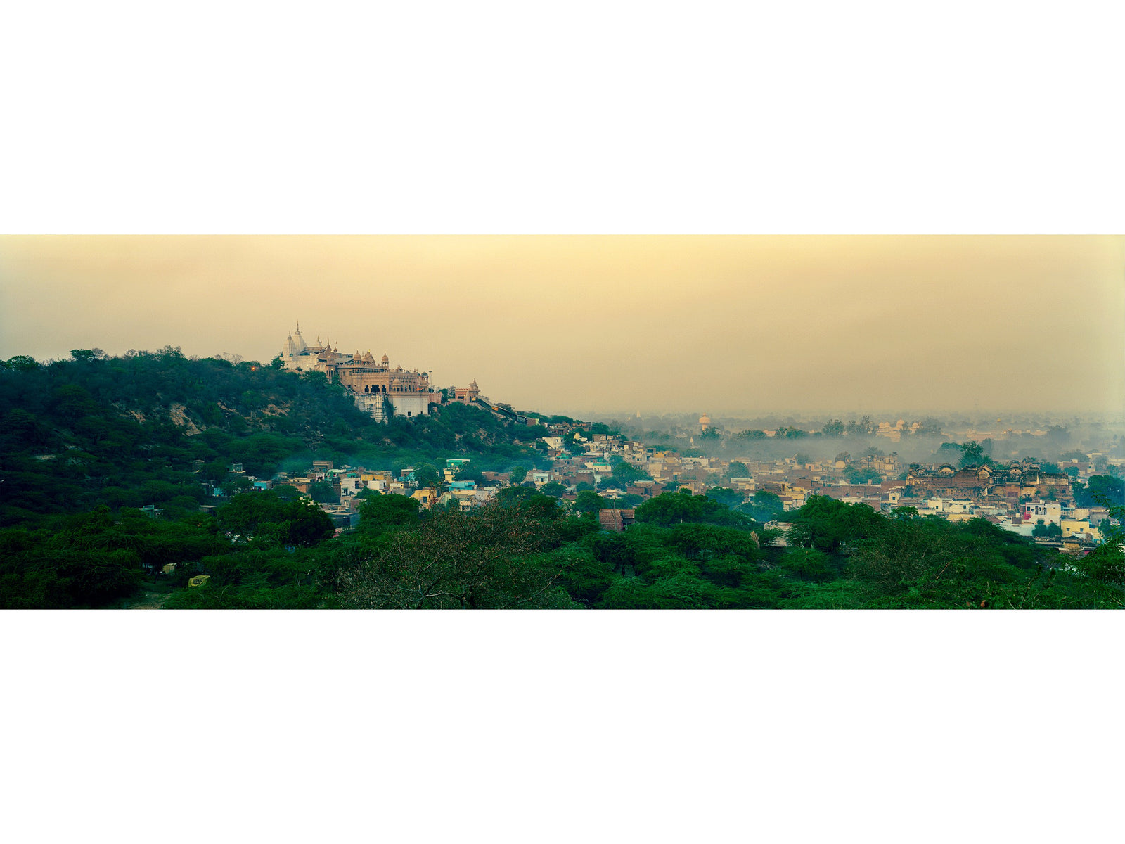 Photographie d’art d’André Wagner: L’étroit panorama superpose plusieurs strates de paysage urbain — Radharani temple, Indien.