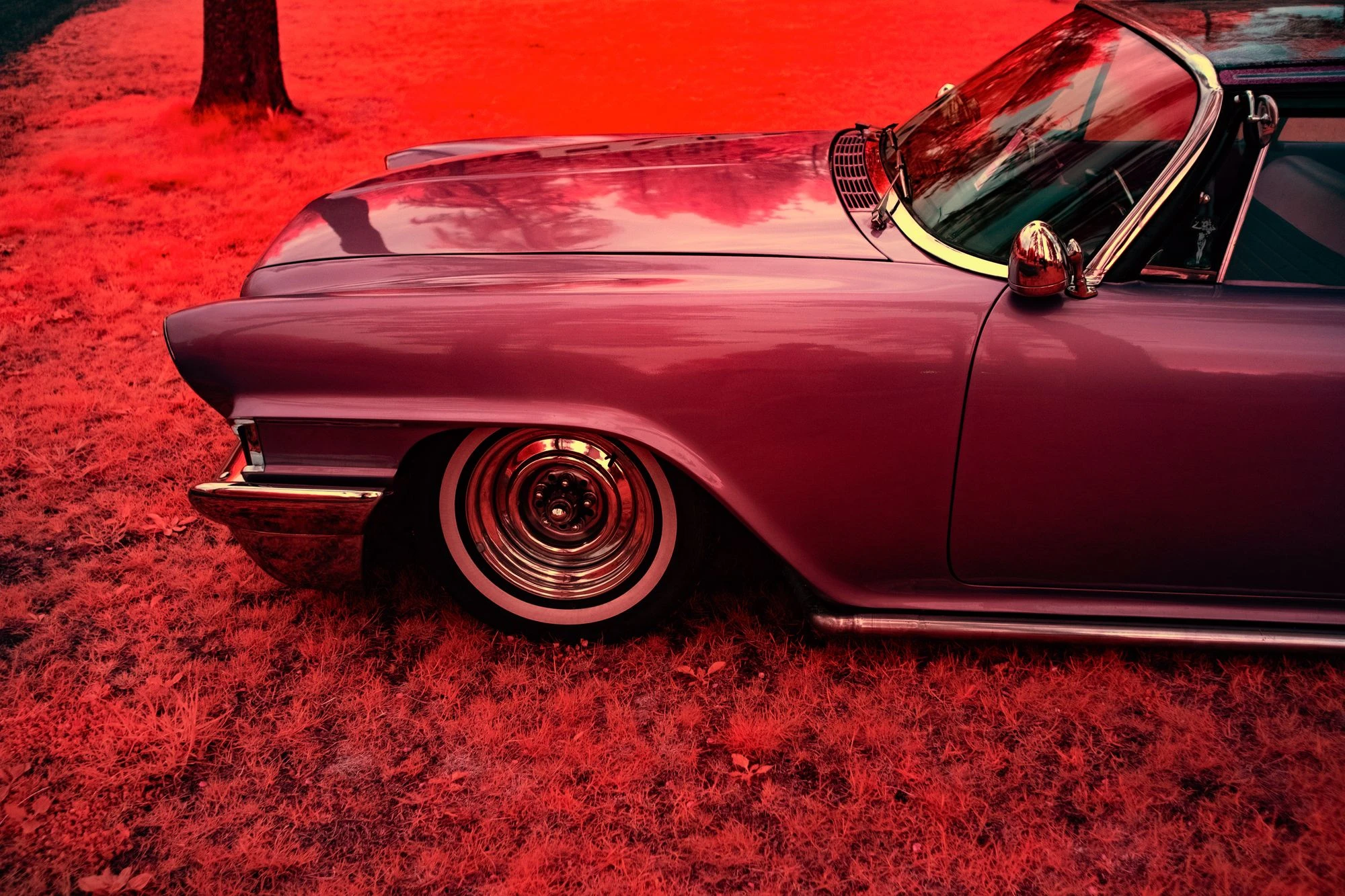 Photographie d’art infrarouge d’André Wagner: Le cadrage se concentre sur la moitié avant d’une voiture décapotable — Red Drift.