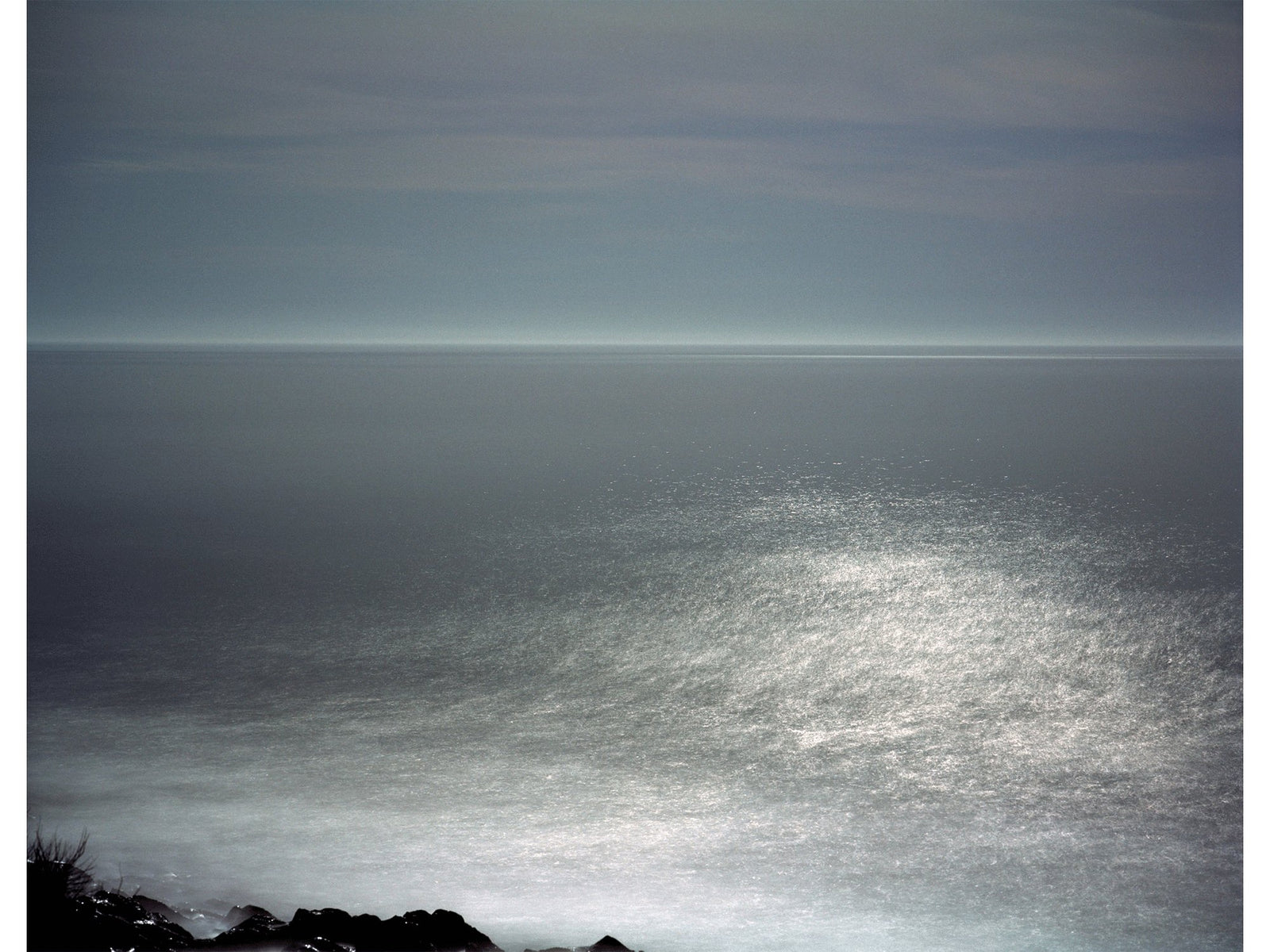 Photographie d’art d’André Wagner: Un horizon étroit sépare le ciel gris-bleu de la mer plus sombre — Reflections, Portugal.