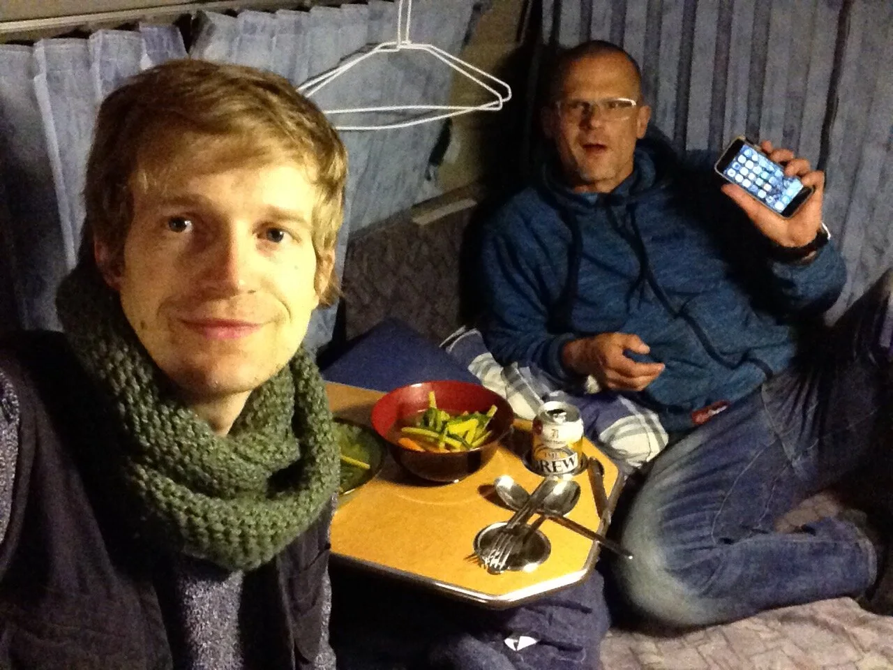 Voyageurs prenant un repas dans un camping-car