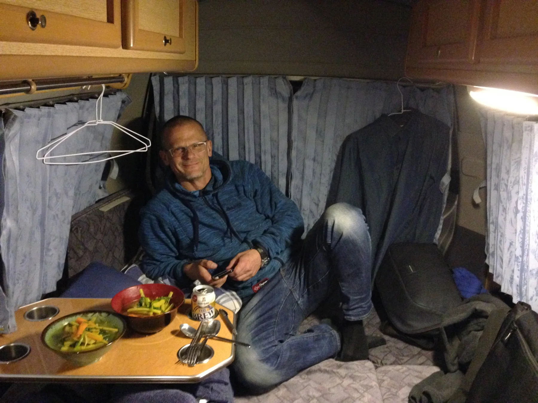Voyageurs prenant un repas dans un camping-car