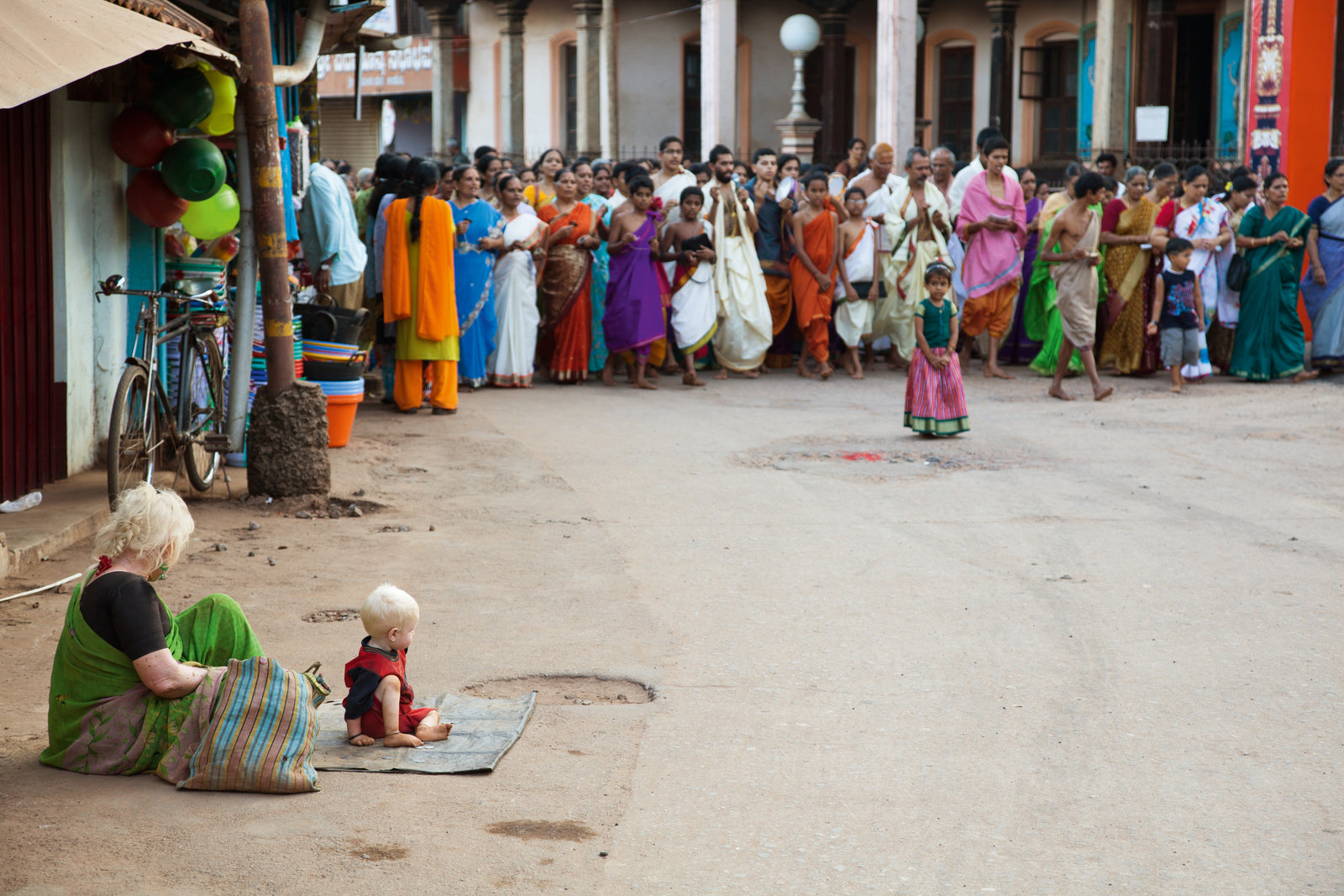 Fotokunst von André Wagner: Sankirtana - congregational singing of the holy names of god at Krishna Temple in Udupi, Karnataka.