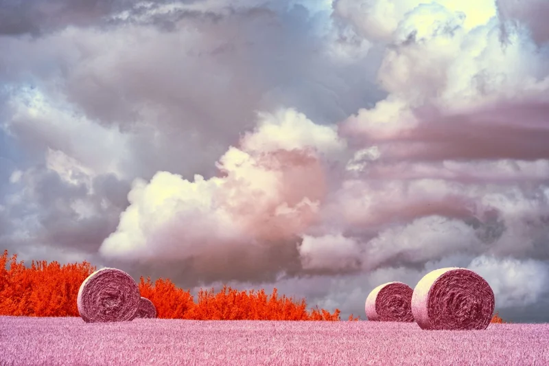 Photographie d’art infrarouge d’André Wagner: Saxon Hay Bales.