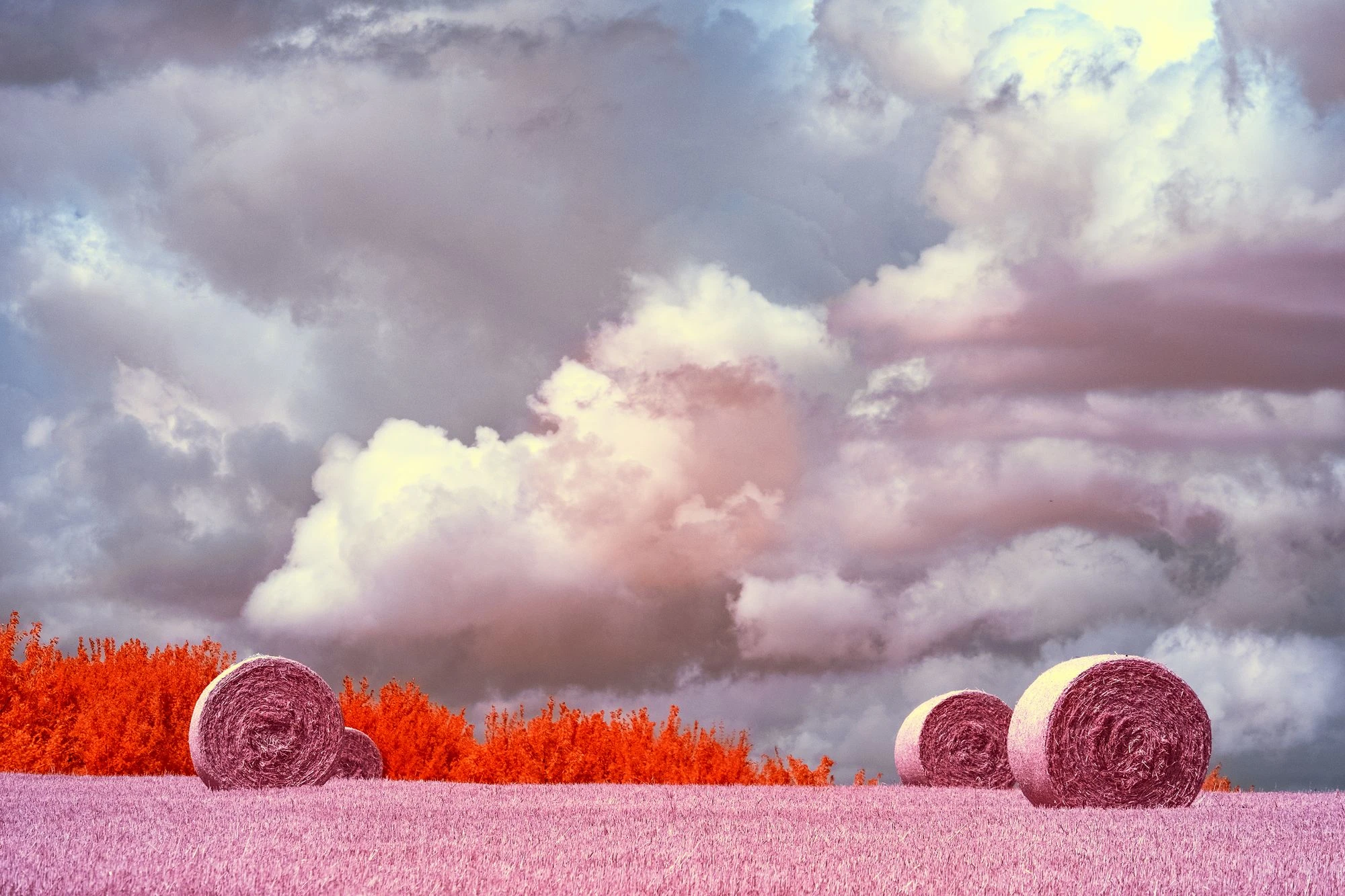 Photographie d’art infrarouge d’André Wagner: Saxon Hay Bales.