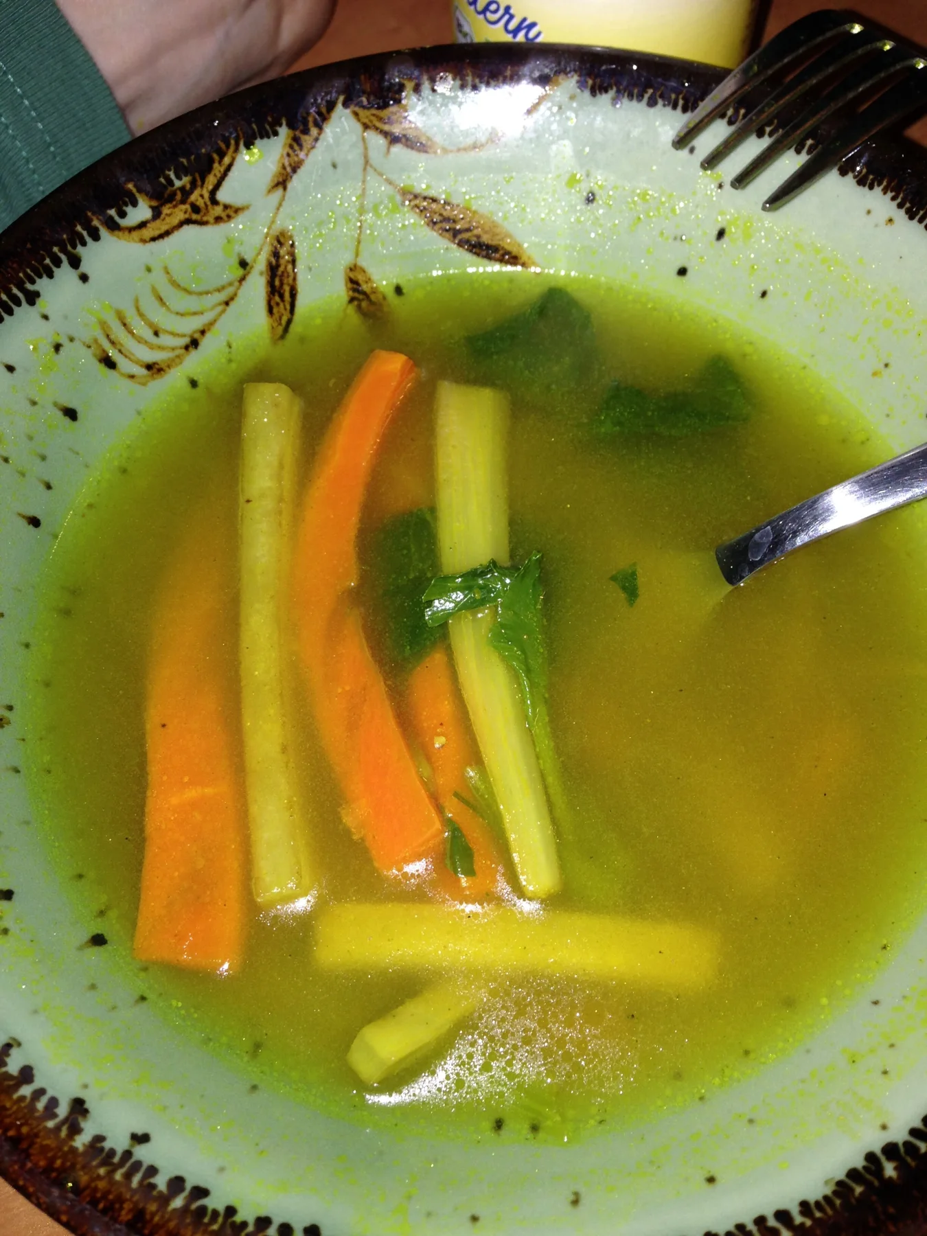 Bol de l&eacute;gumes dans une sauce verte