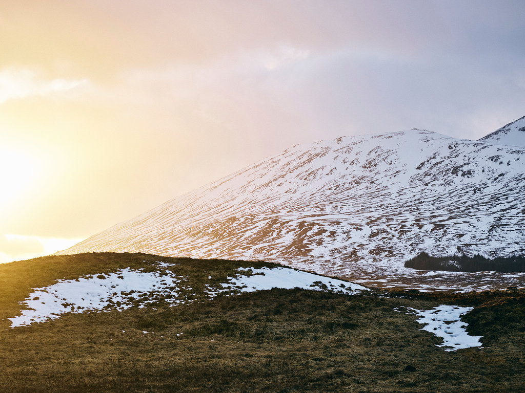 Photographie d’art d’André Wagner: Une large pente enneigée monte de gauche à droite — Scottish Highlands 3, Schottland.