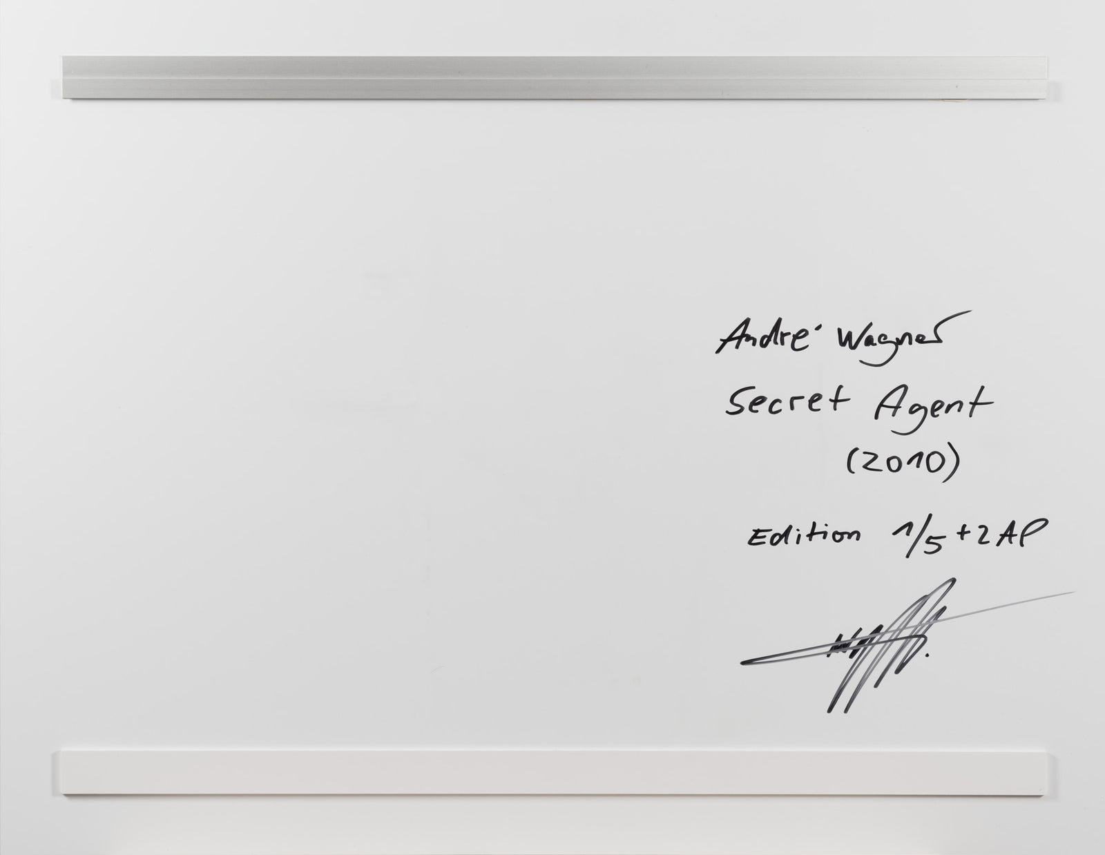 Rückseitenansicht des Fotokunstwerks „Secret agent, Dänemark“ von André Wagner.