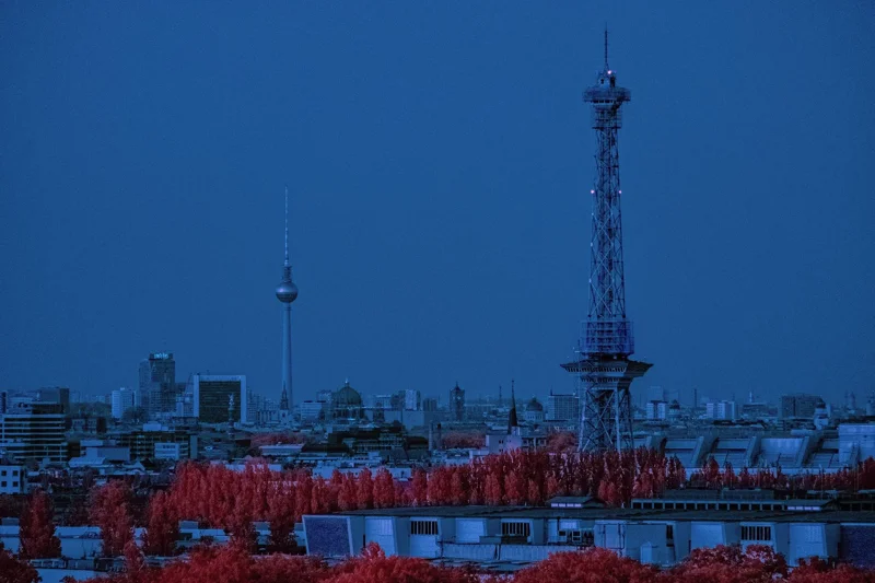 Photographie d’art infrarouge d’André Wagner: Signal Line – Berlin in Two Towers.