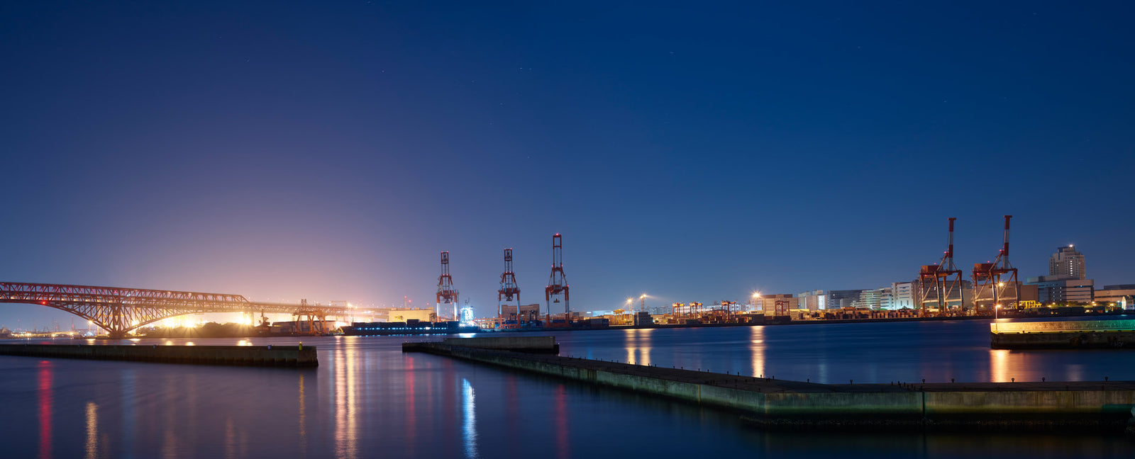 Photographie d’art d’André Wagner: Un panorama portuaire nocturne s’étend sous un ciel bleu profond — Skyline Osaka 1.