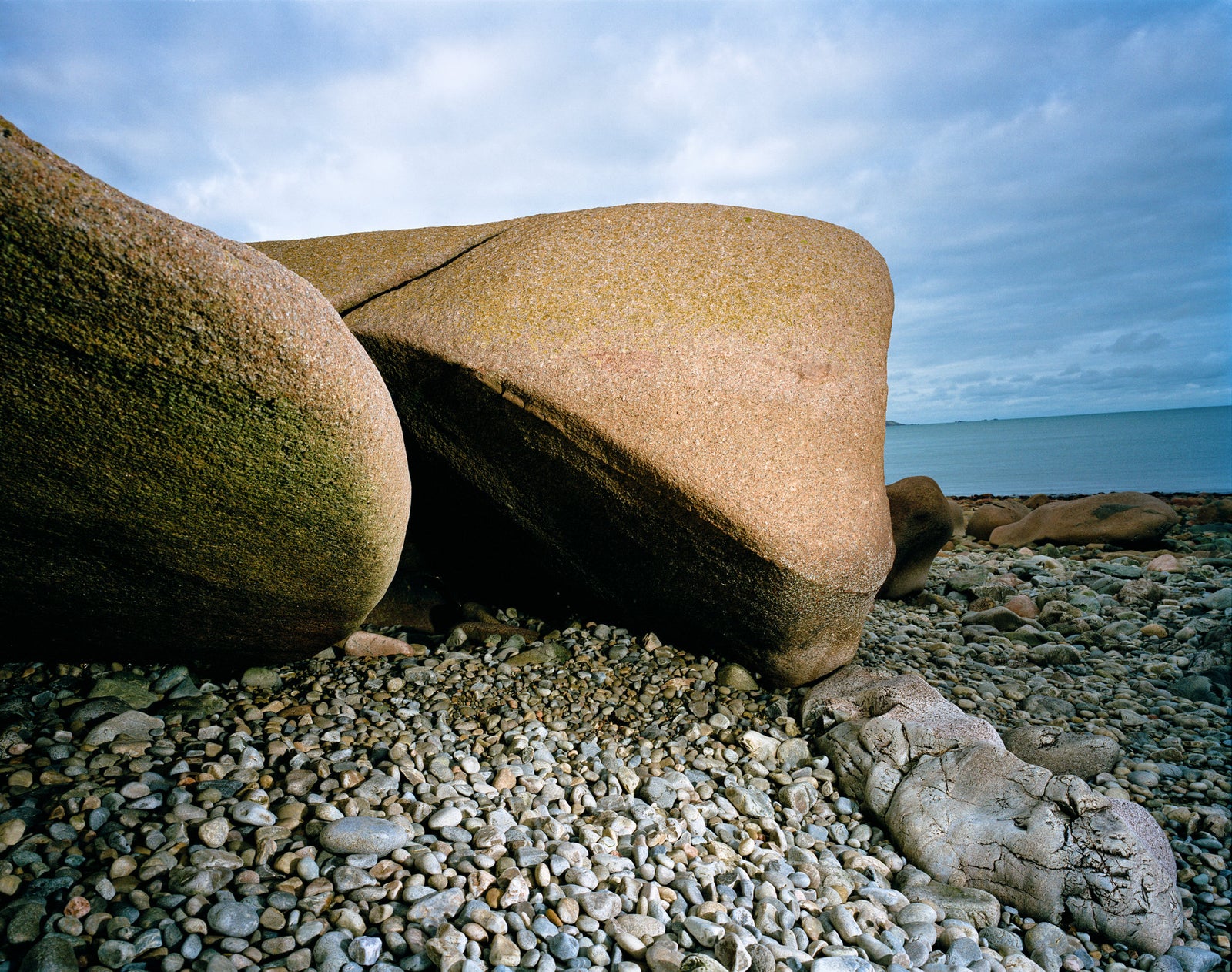 Photographie d’art d’André Wagner: De grands rochers arrondis se tiennent serrés au-dessus d’une plage de petites pierres — Sleeping.