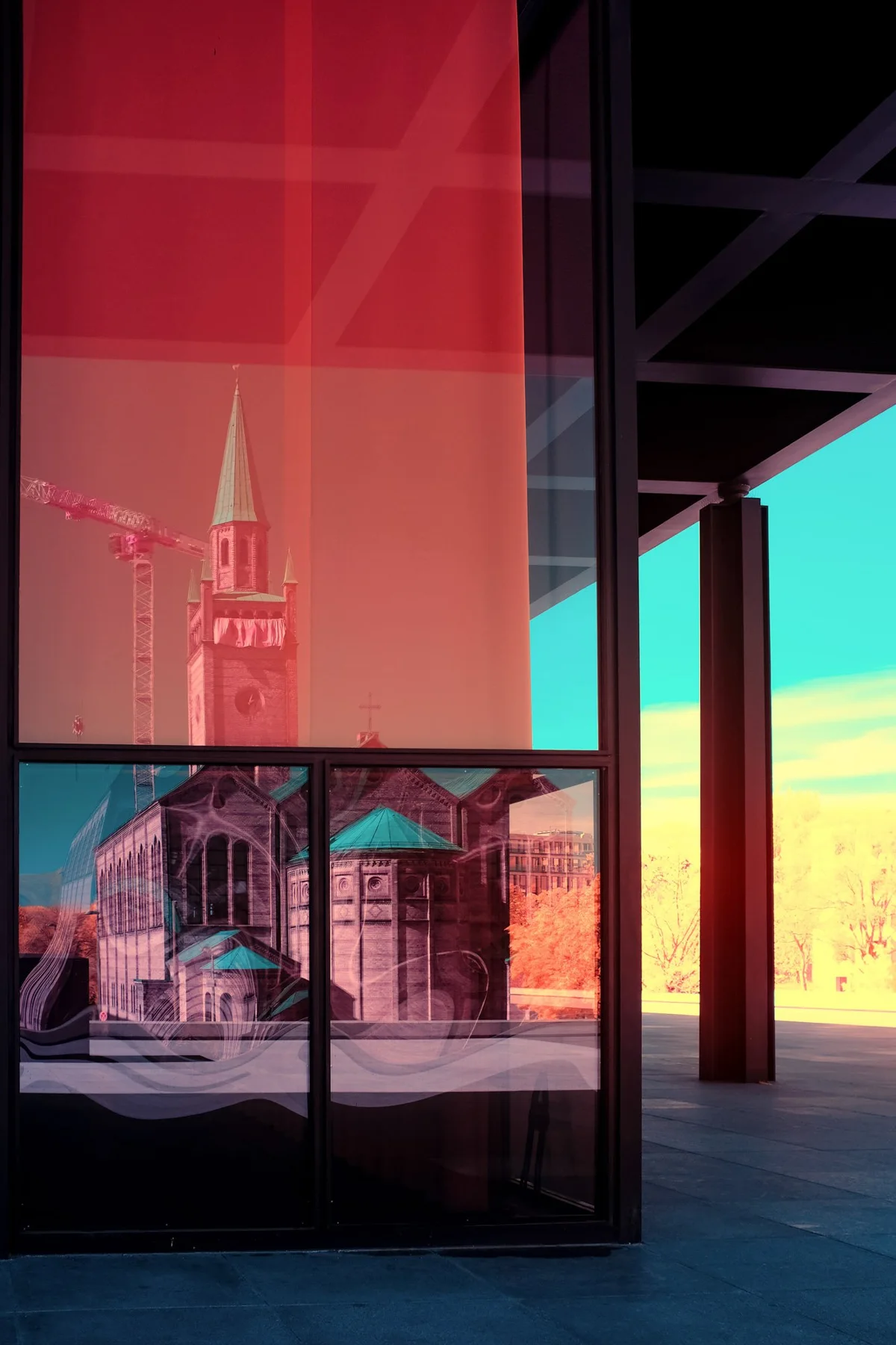 Reflet d&rsquo;une &eacute;glise dans une architecture de verre contemporaine.