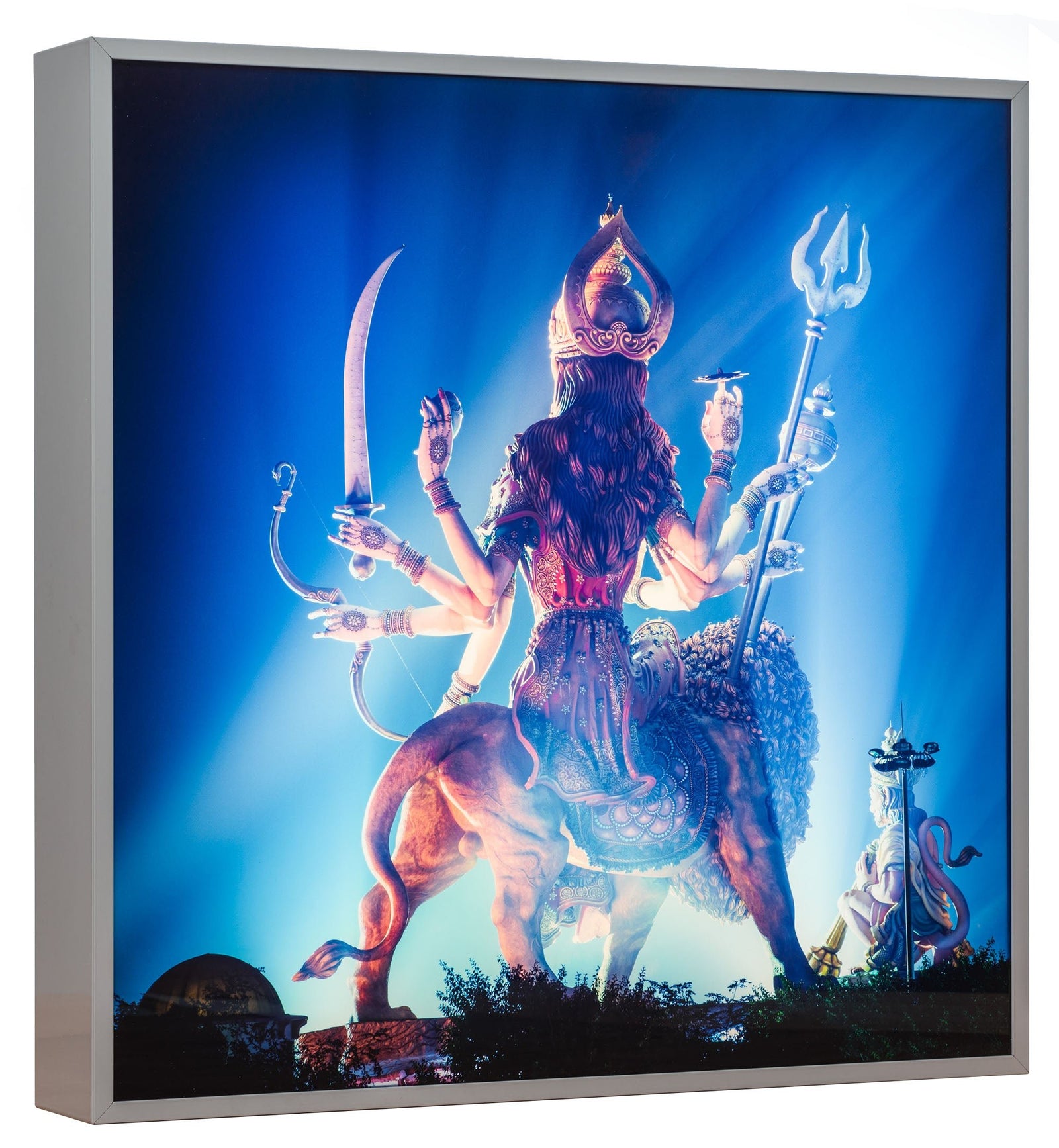 Photographie d’art d’André Wagner: Un groupe de figures aux bras multiples se détache sur un bleu intense — Spiritual architecture durga and hanuman, Indien (leuchtkasten).
