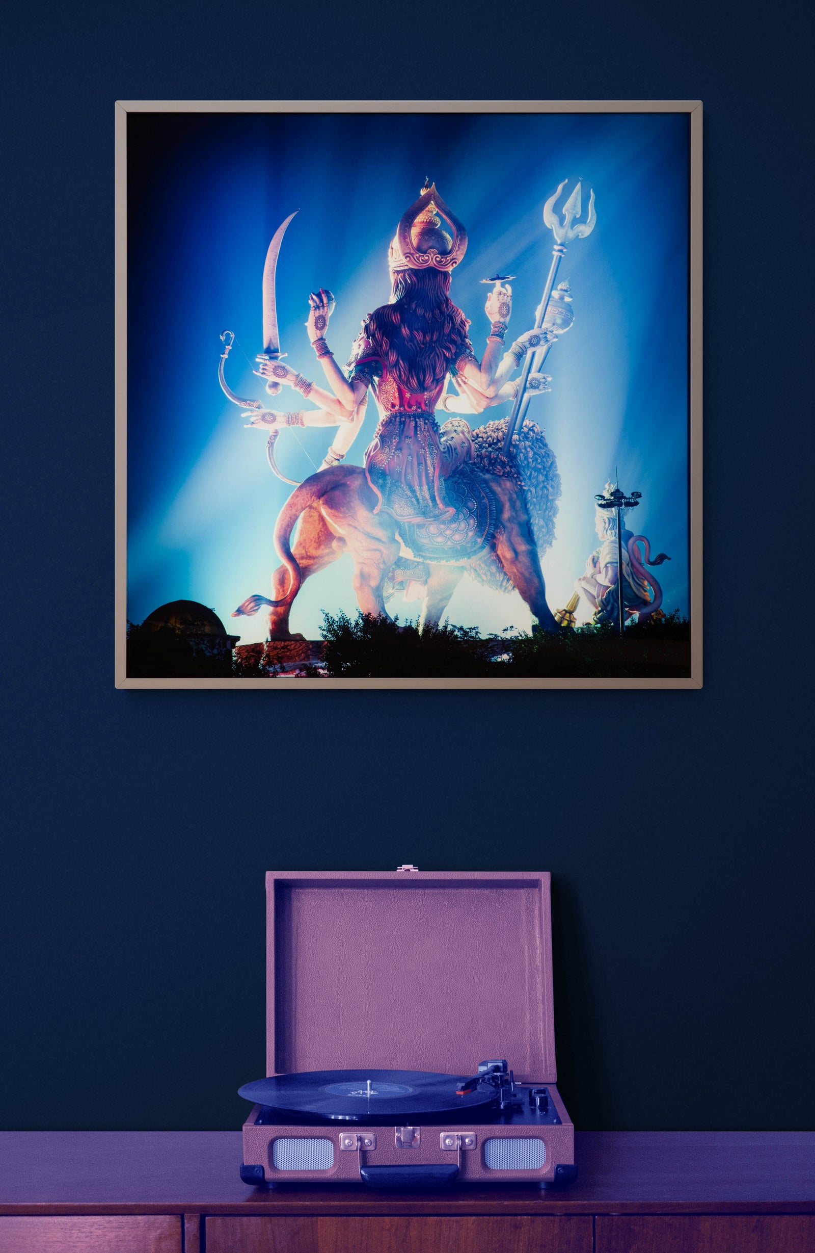 Visualisation d’intérieur avec l’œuvre photographique « Spiritual architecture durga and hanuman, Indien (leuchtkasten) » d’André Wagner ; il ne s’agit pas d’une installation photographiée.