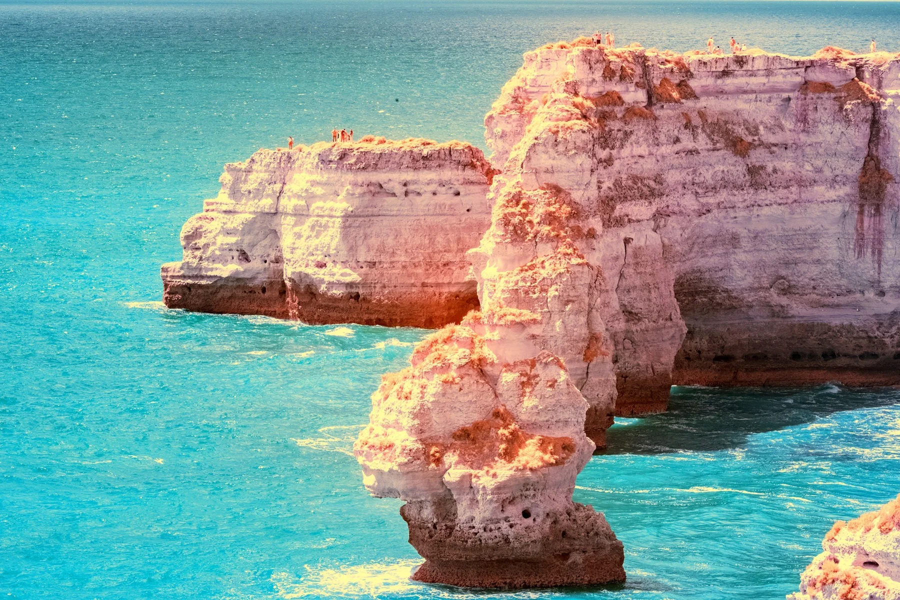 C&ocirc;te rocheuse escarp&eacute;e au-dessus de la mer.