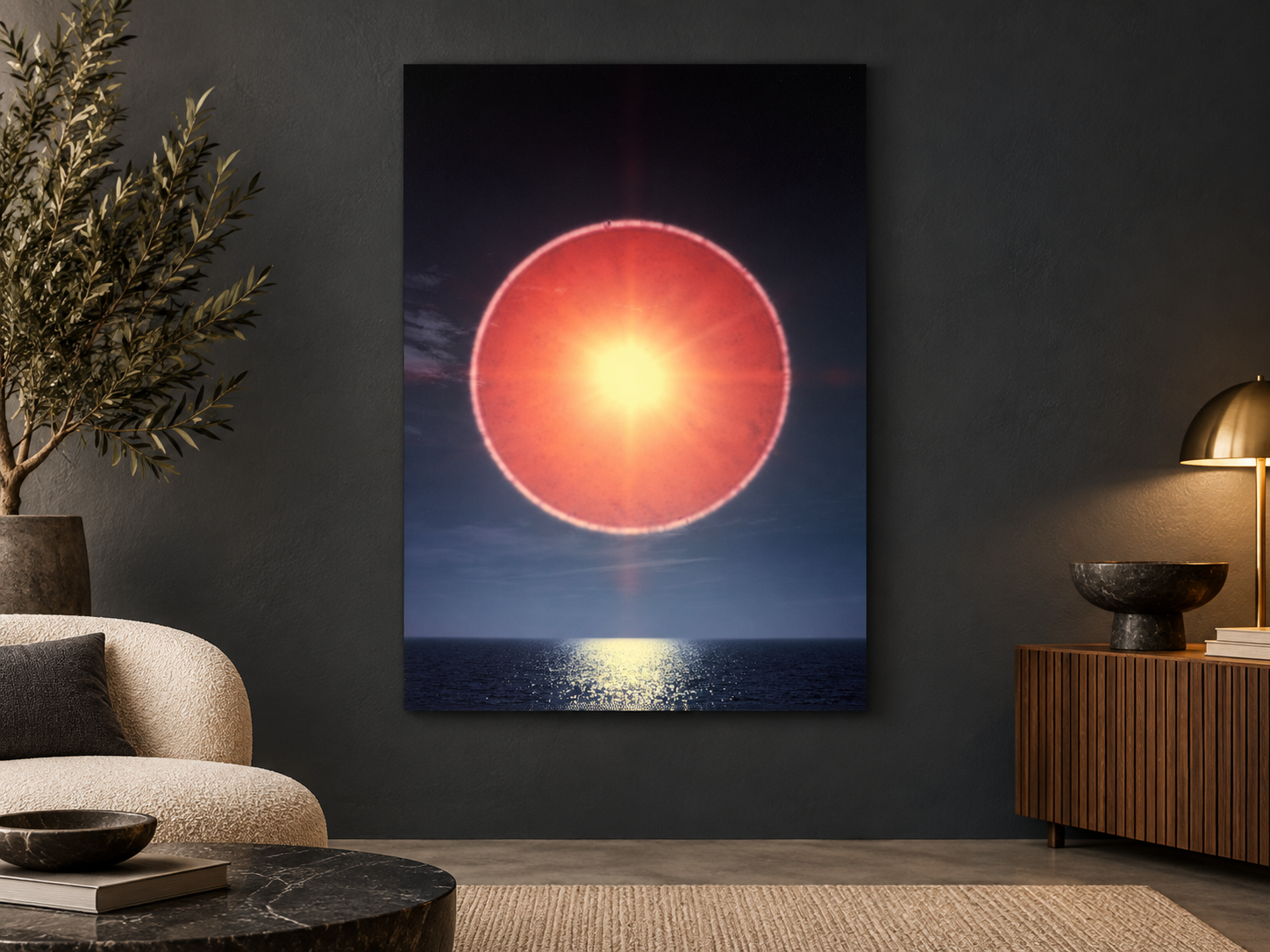 Visualisation d’intérieur avec l’œuvre photographique « Sun halo: play of light over ocean waves 3, Deutschland » d’André Wagner ; il ne s’agit pas d’une installation photographiée.