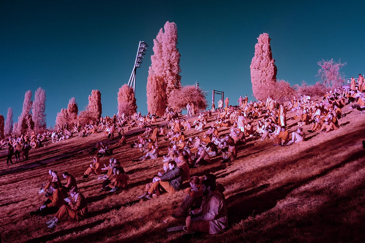 Photographie d’art infrarouge d’André Wagner: Sun Worshippers and Techno Vibes: A Day in Mauerpark, Deutschland.