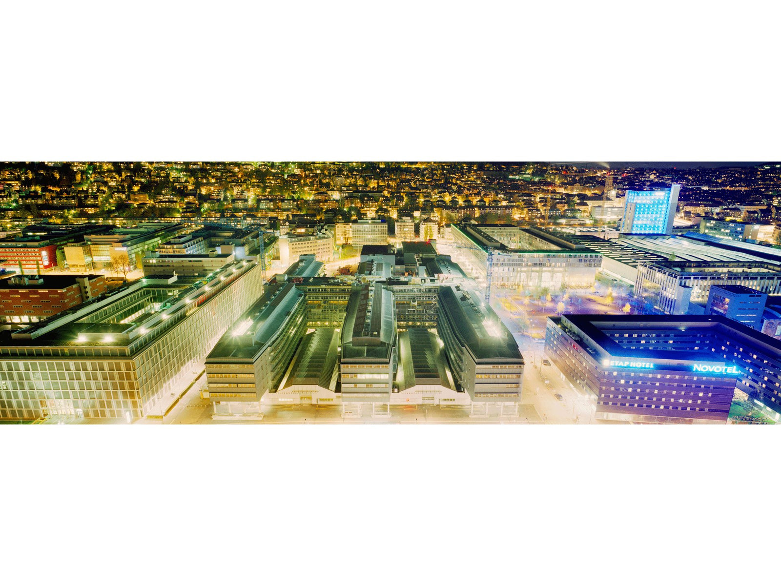 Photographie d’art d’André Wagner: Ce large panorama montre de nuit un ensemble de bâtiments depuis un point de vue élevé — Technopark, Schweiz.