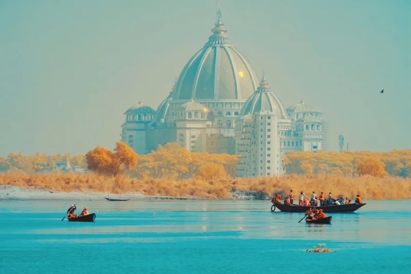 Photographie d’art infrarouge d’André Wagner: Une grande coupole s’élève dans la brume au-dessus d’une rangée basse d’arbres dorés — Temple of Eternity.