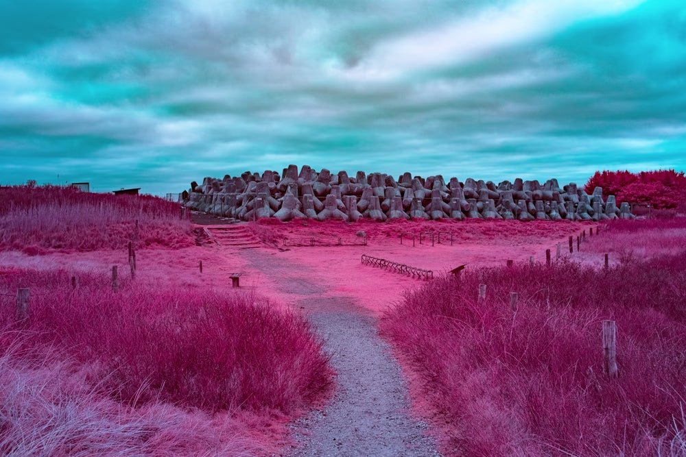 Photographie d’art infrarouge d’André Wagner: Tetrapods on the island of Sylt, Deutschland.