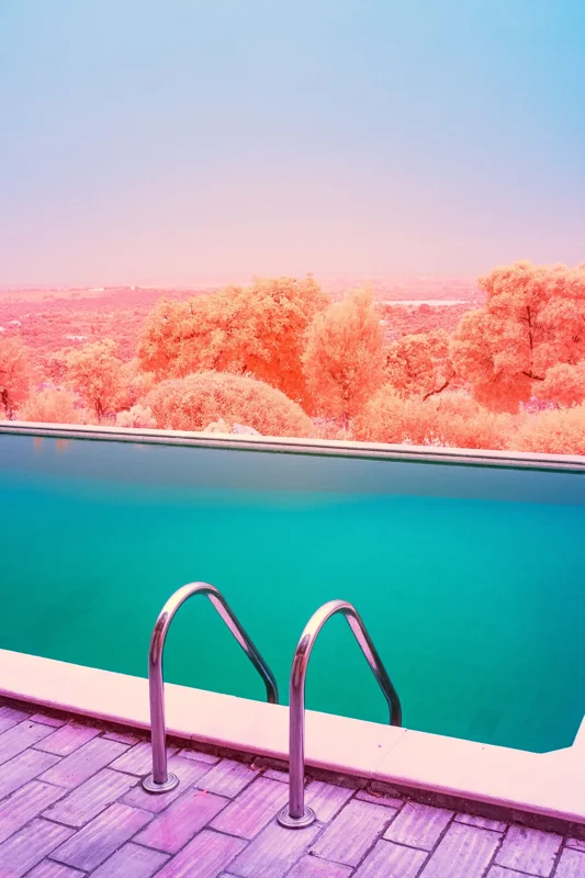 Photographie d’art infrarouge d’André Wagner: The Pool Beyond Reality.