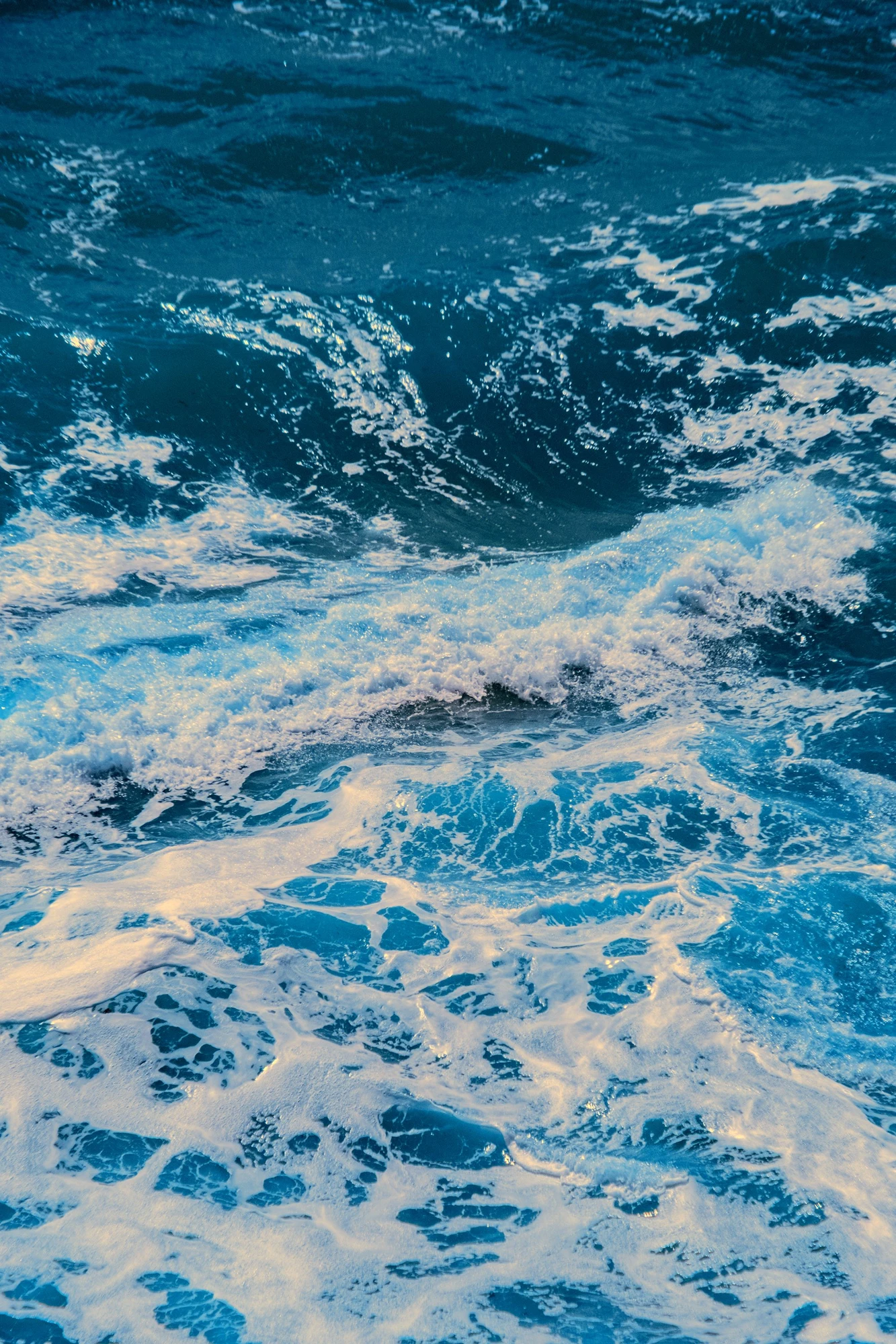 Photographie d’art infrarouge d’André Wagner: Une forte crête d’écume blanche court en diagonale du bas à gauche vers le haut à droite — The Restless Sea #2.