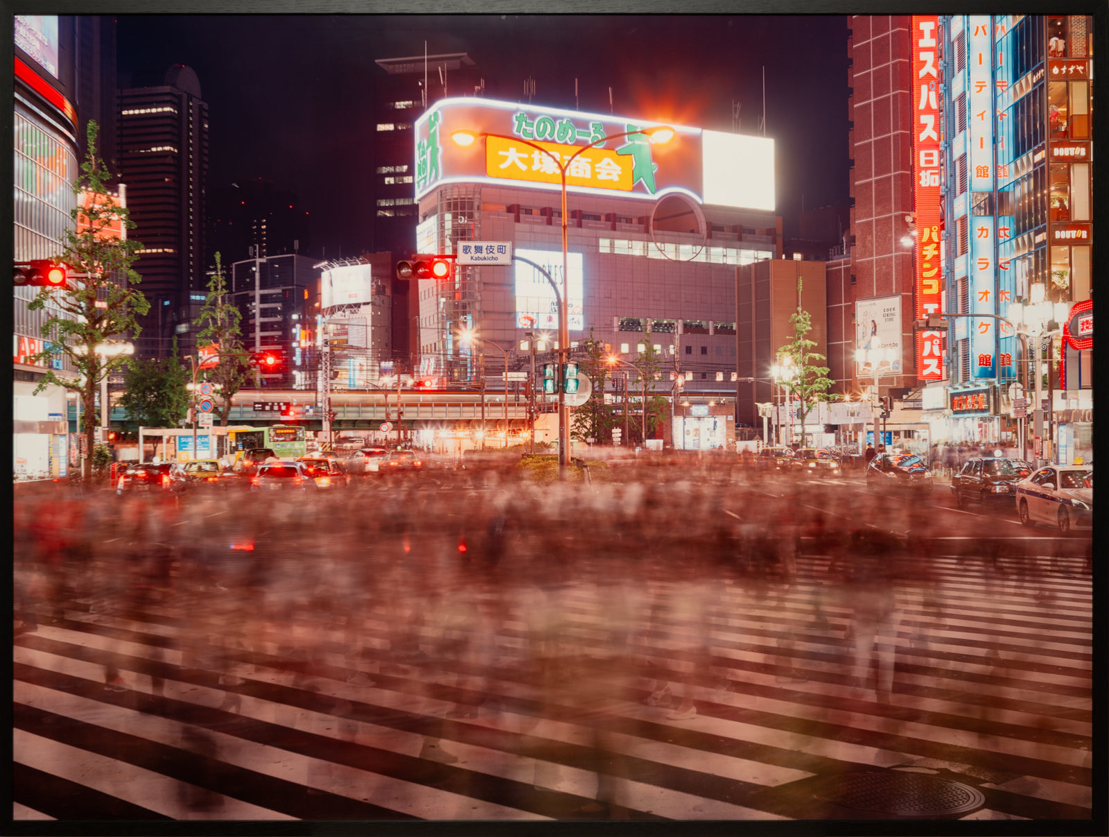Photographie d’art d’André Wagner: De larges bandes blanches traversent en diagonale le premier plan d’un carrefour vivement éclairé — Tokyo shinjuko 4, Japan.