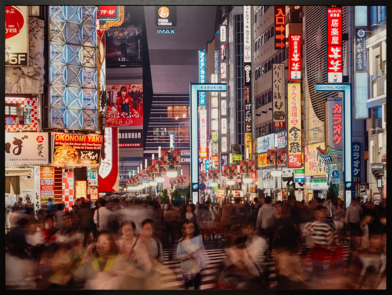 Photographie d’art d’André Wagner: Une rue étroite aux enseignes lumineuses s’enfonce entre de hautes façades — Tokyo shinjuko 5, Japan.