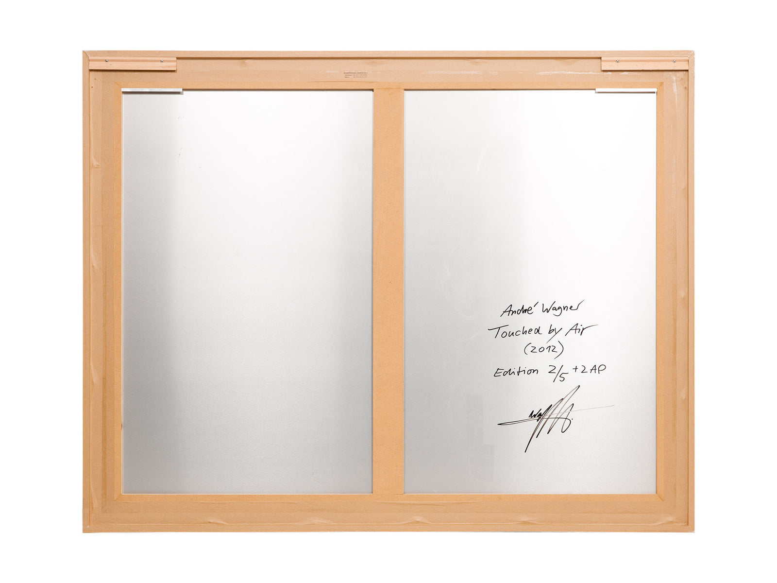 Vue du dos de l&rsquo;&oelig;uvre photographique &laquo; Touched by air, Schweiz &raquo; d&rsquo;Andr&eacute; Wagner.