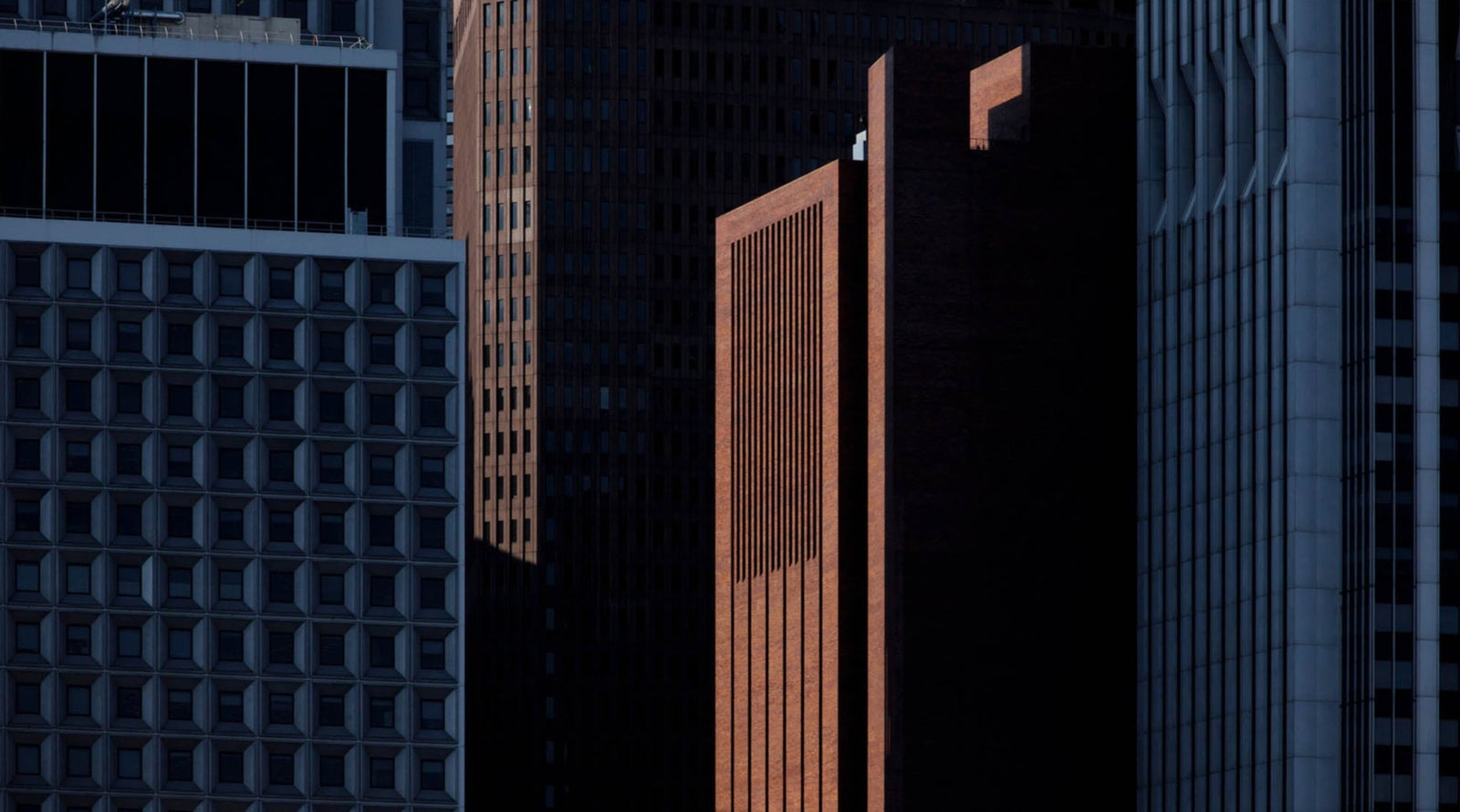 Photographie d’art d’André Wagner: Plusieurs façades de tours se dressent très près les unes derrière les autres — Tower block 1, Usa.