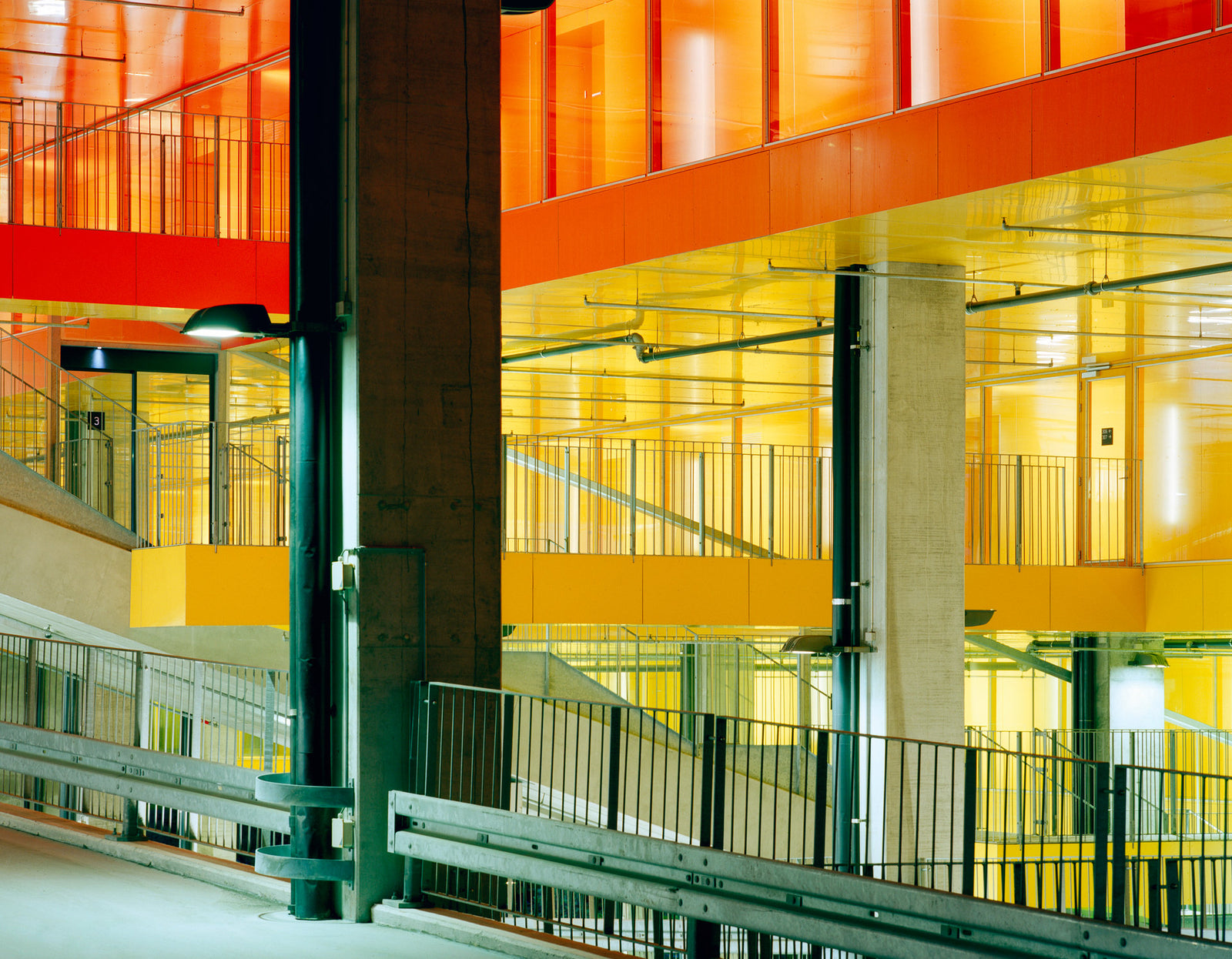 Photographie d’art d’André Wagner: Des plans jaunes et orange, aux tons chauds, s’étagent derrière des supports sombres et clairs — Underground House.