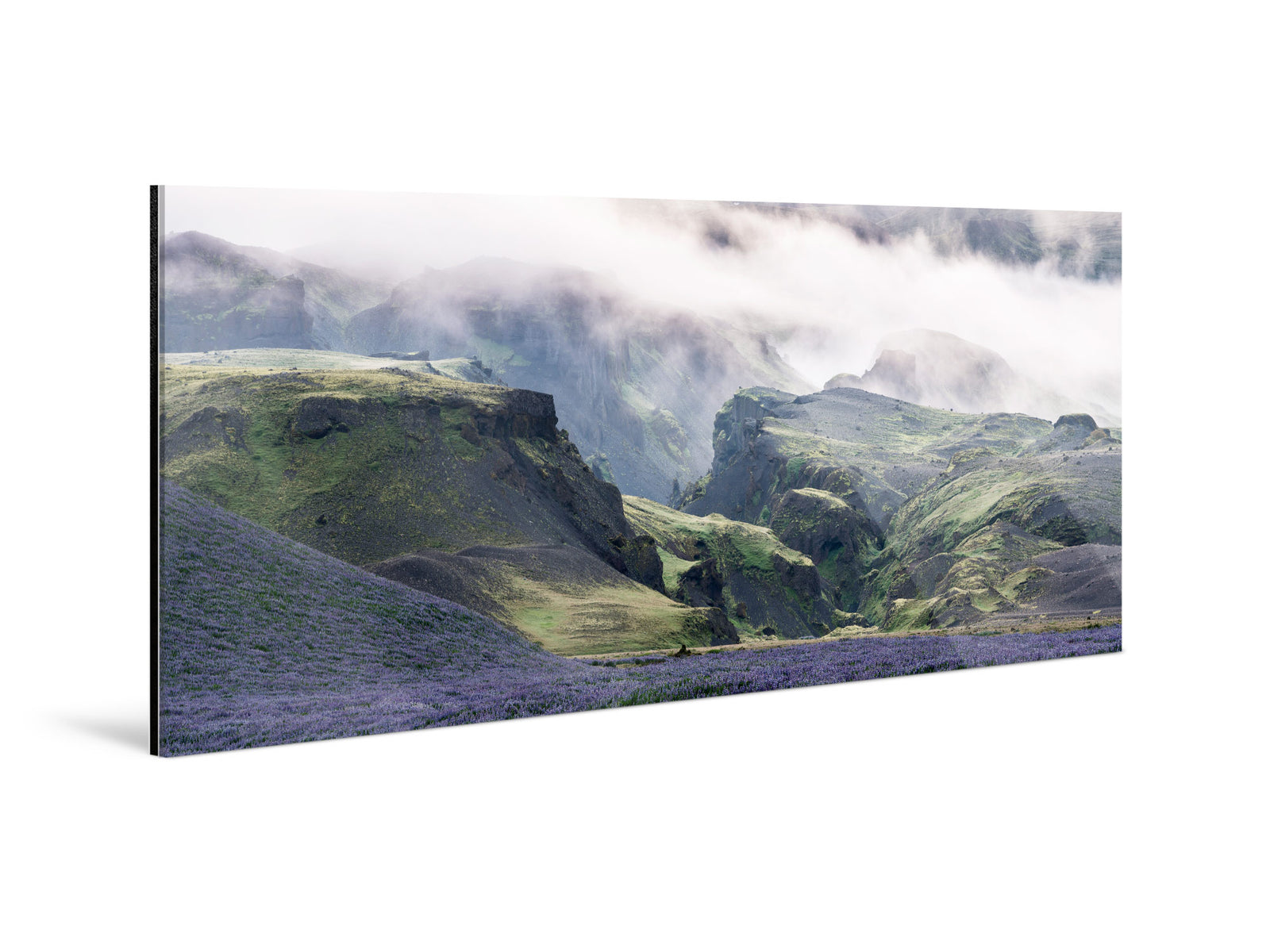 Weitere Ansicht der Fotokunst „Unreal midnightsun in the mountains 1, Island“ von André Wagner.