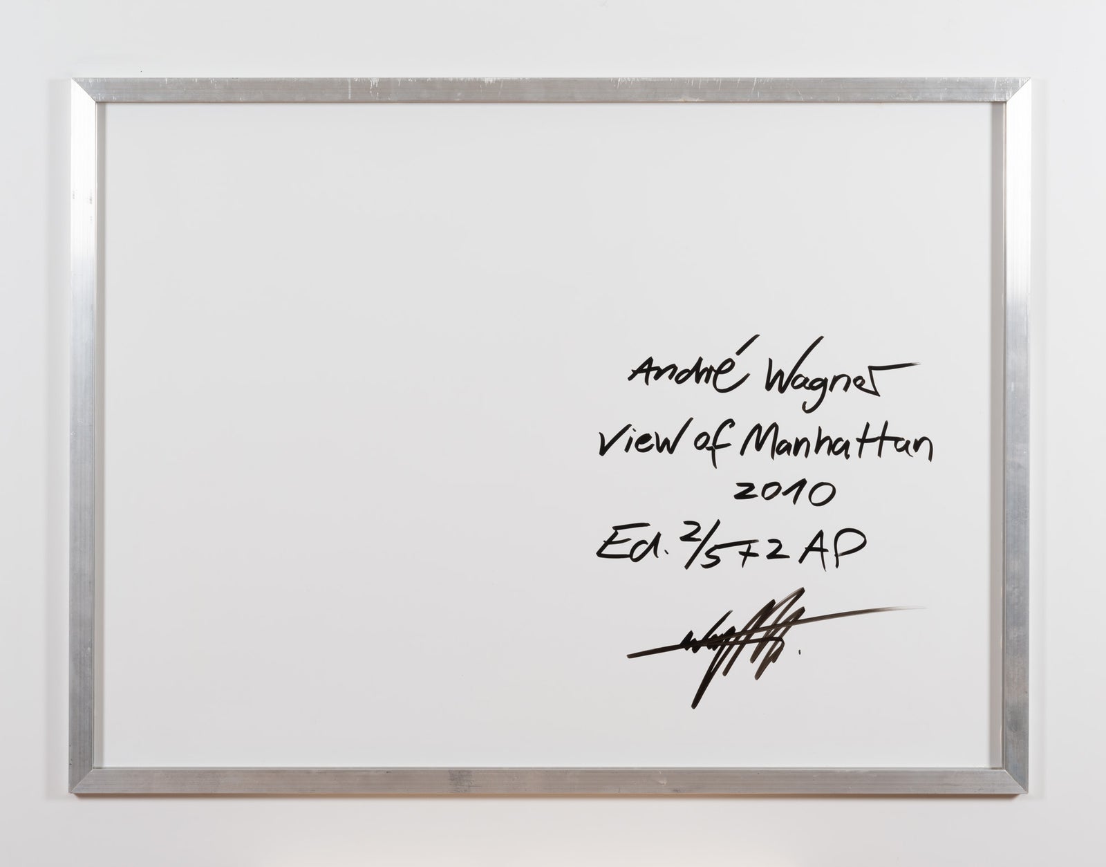 Vue du dos de l’œuvre photographique « View of manhattan, Usa » d’André Wagner.