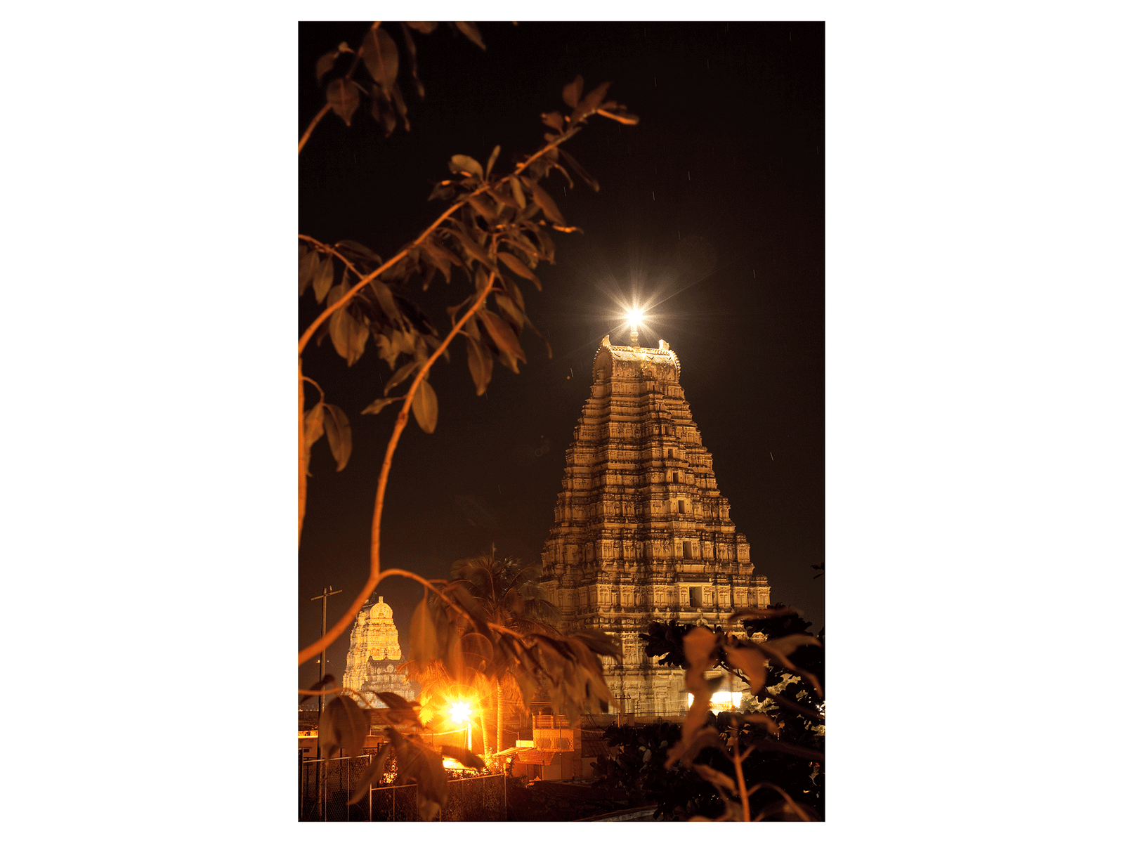Virupaksha-tempel bei nacht; hampi, Karnataka, Indien