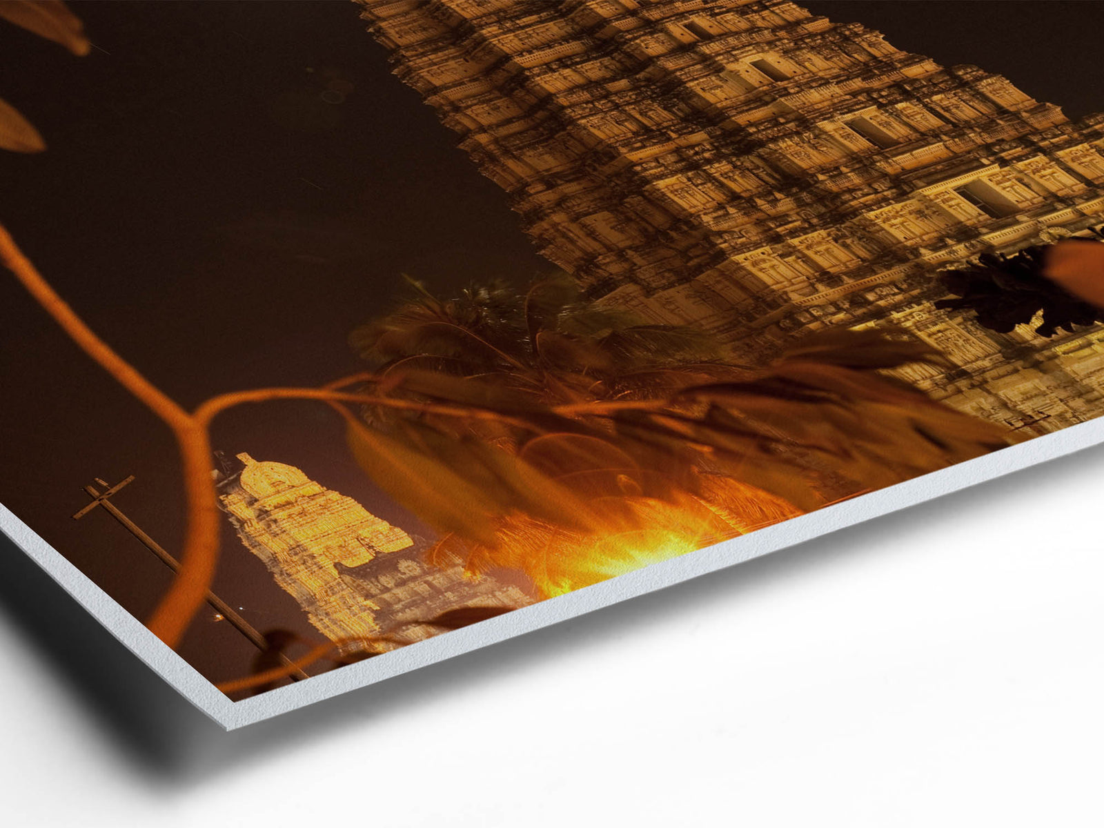 Détail du cadre et du bord de l’œuvre photographique « Virupaksha-tempel bei nacht; hampi, Karnataka, Indien » d’André Wagner.