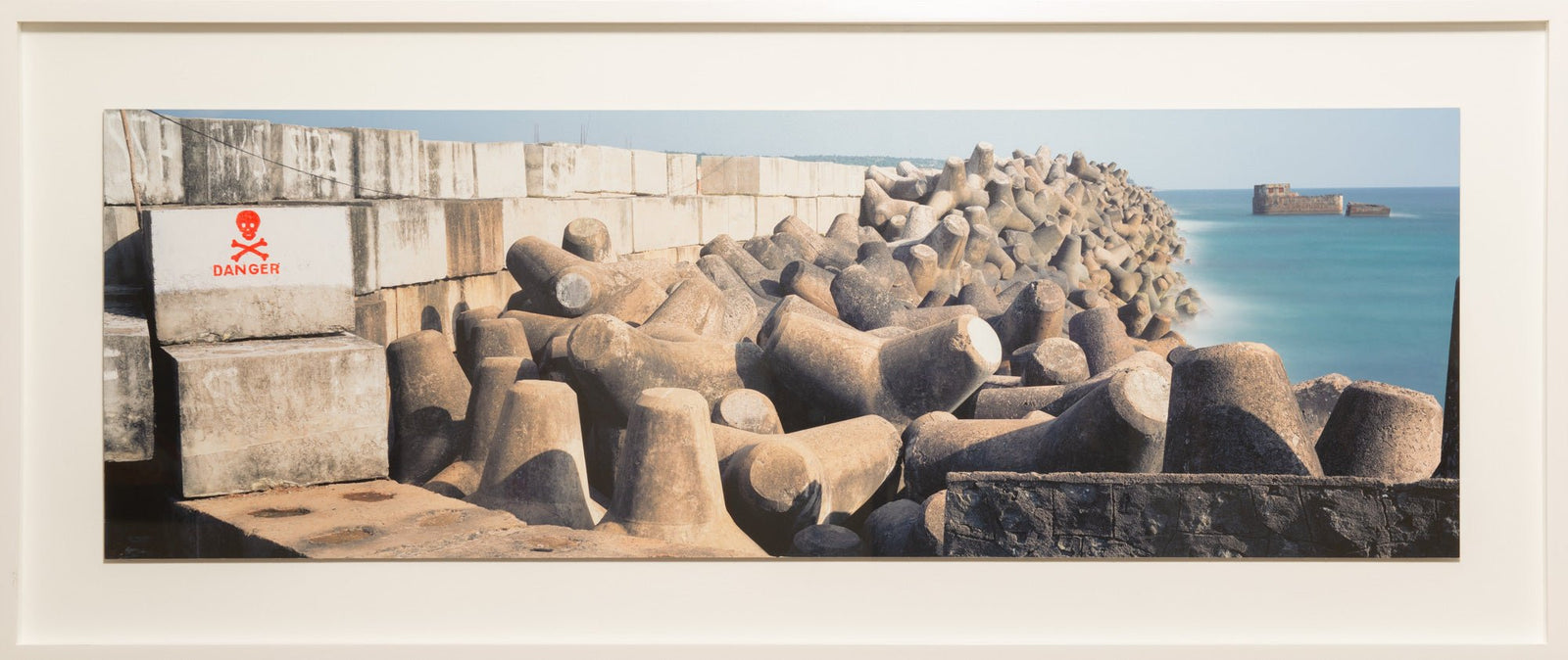 Photographie d’art d’André Wagner: D’imposants blocs de béton à plusieurs branches sont serrés les uns contre les autres sur une côte — Wave Breakers, Indien.