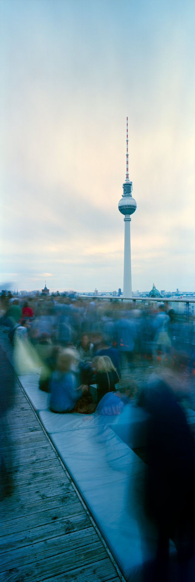Photographie d’art d’André Wagner: Une tour élancée se dresse au-dessus d’une silhouette urbaine largement basse — Weekend.
