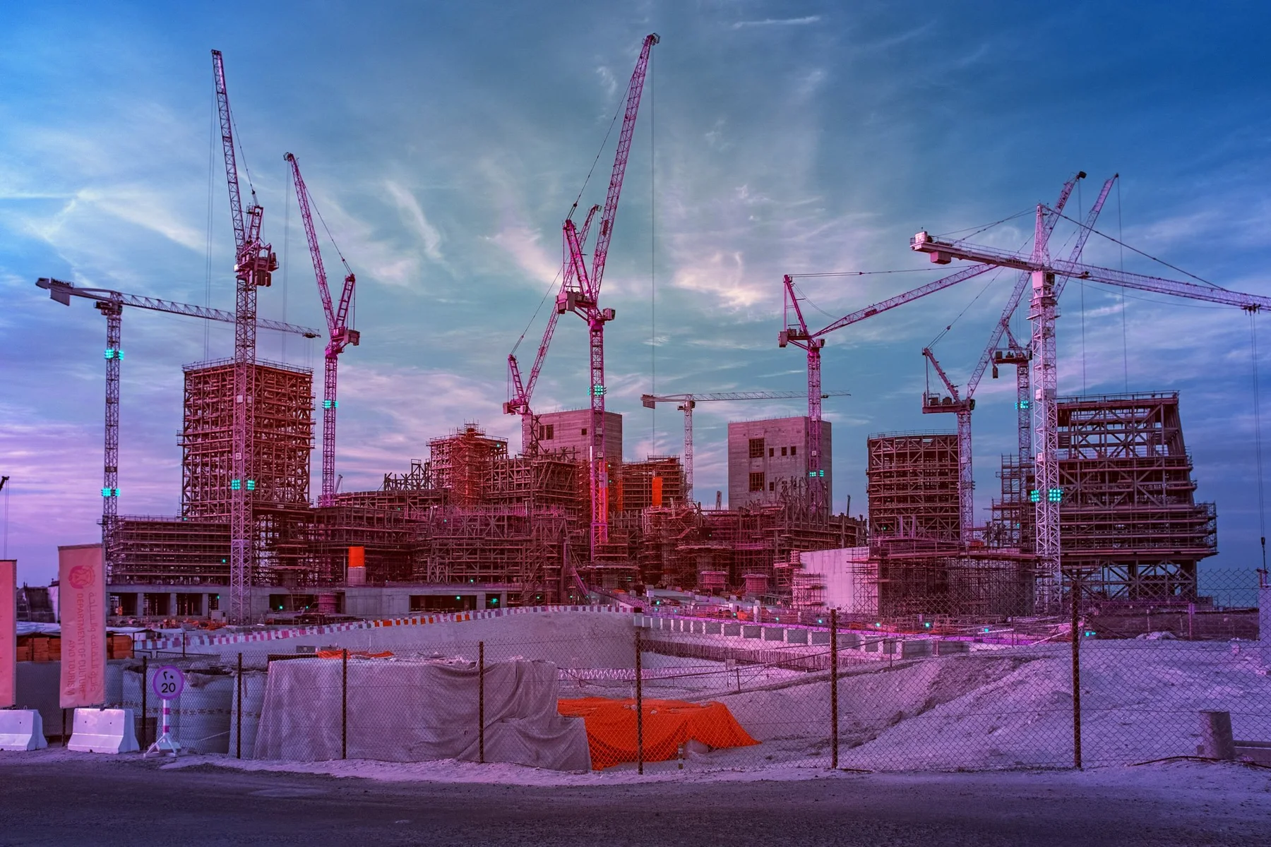 Nombreuses grues au-dessus d&rsquo;un grand chantier.